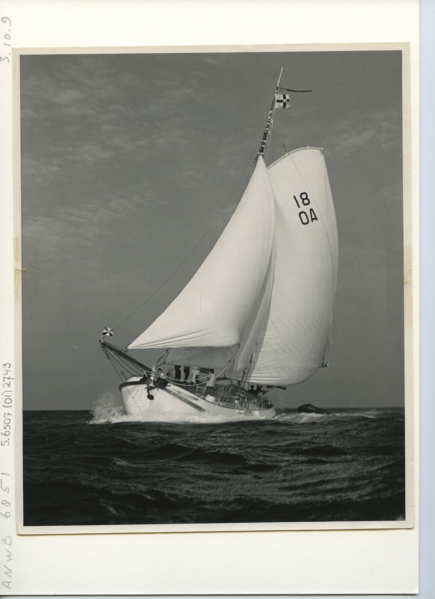 S.6507(01)2743; De Lemsteraak De Groene Draeck, zeilnummer 18 OA, met halve wind op open water; foto