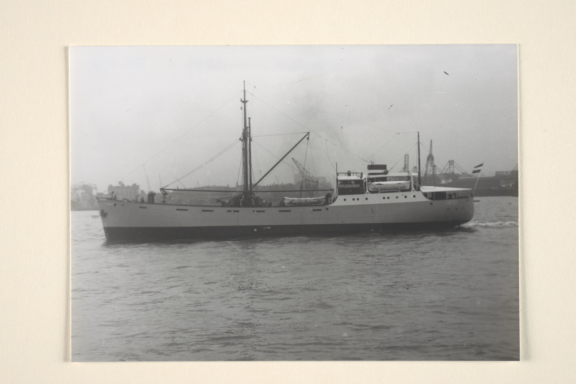 1995.6946; De coaster ms. 'Strabo' van de KNSM vertrekt uit de haven van Rotterdam, omstreeks 1950; foto