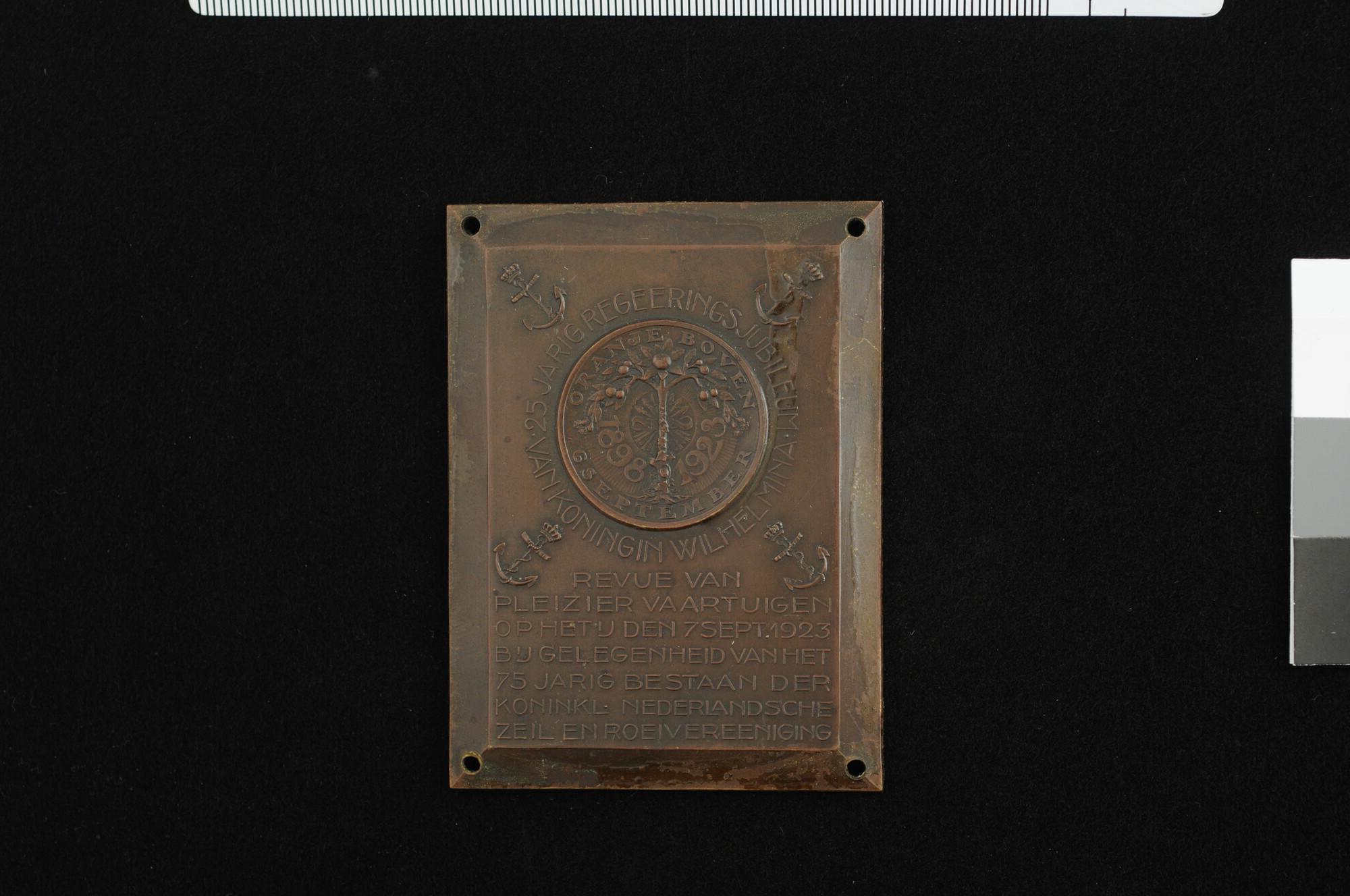 1989.0021(2); Plaquette op het 75-jarig bestaan van de Koninklijke Nederlandsche Zeil- en Roeivereeniging, 1923; plaquette