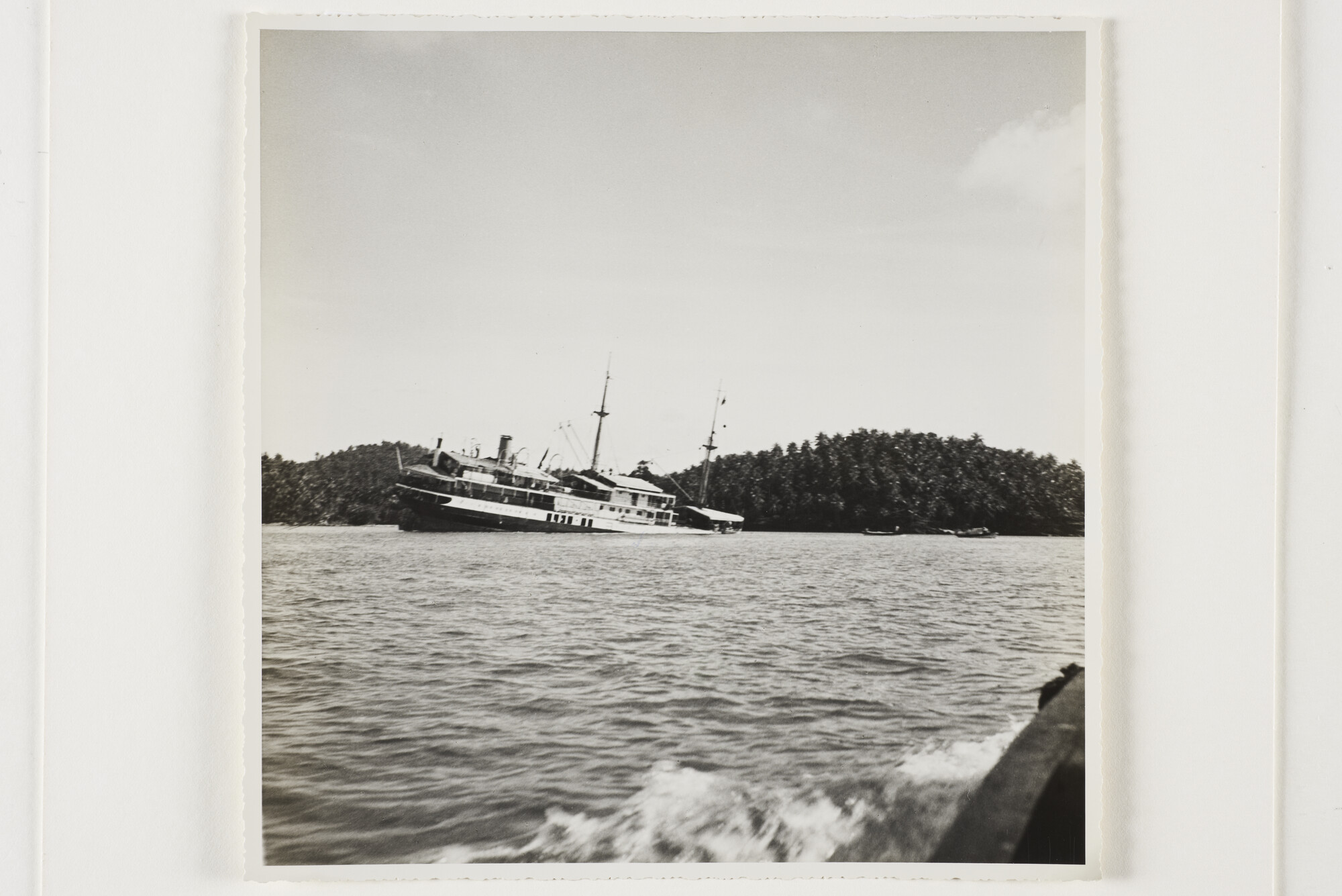 B.0227(0480)03; Foto van het gestrande (en gedeeltelijk gezonken) ms. 'Togian'; bezuiden Iboel - Zuidwestelijk van de Tambelan Eilanden bij Pontianak, december 1935; foto