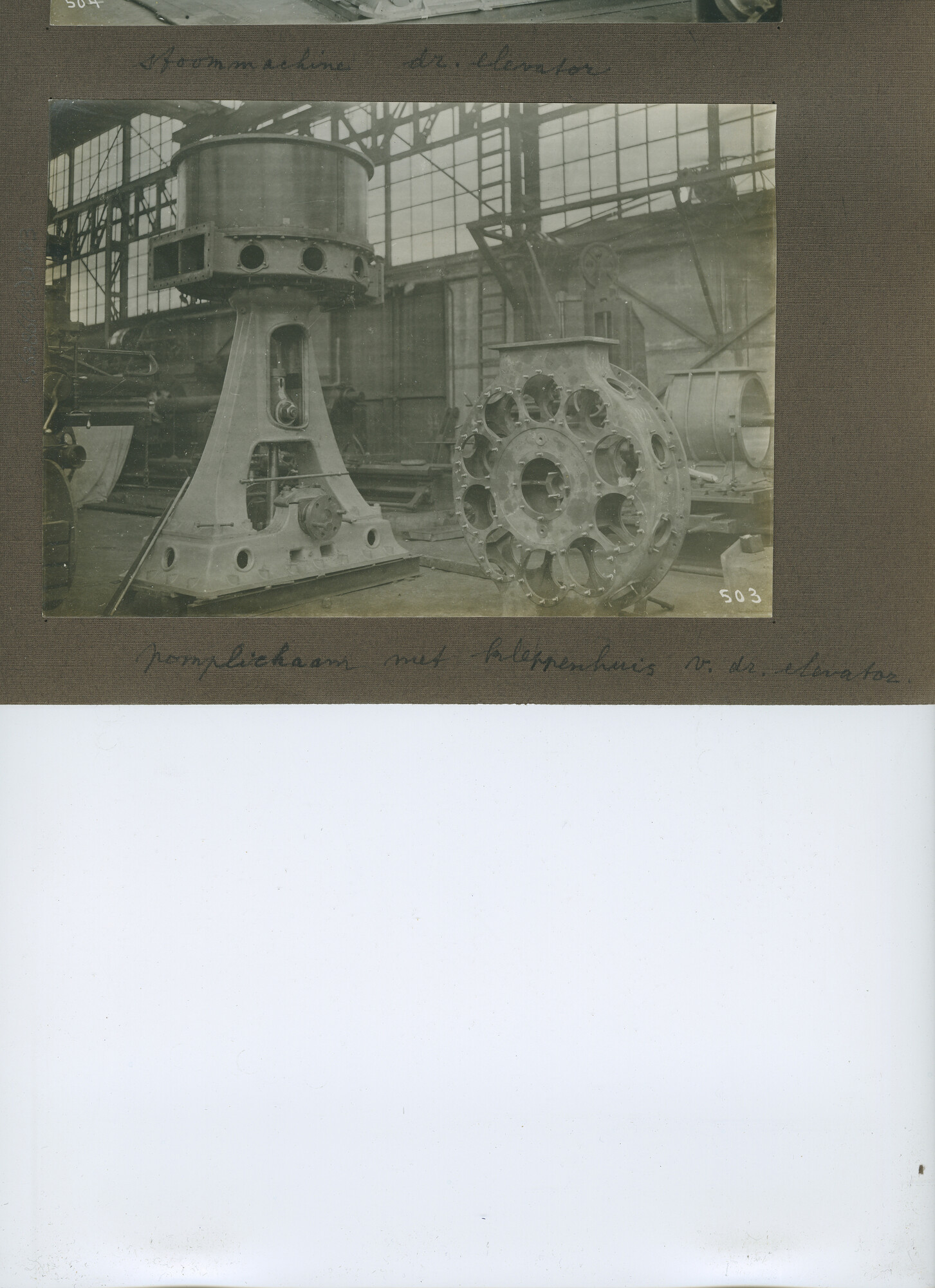 S.6386(113)0183; Foto van pomplichaam met kleppenhuis; foto