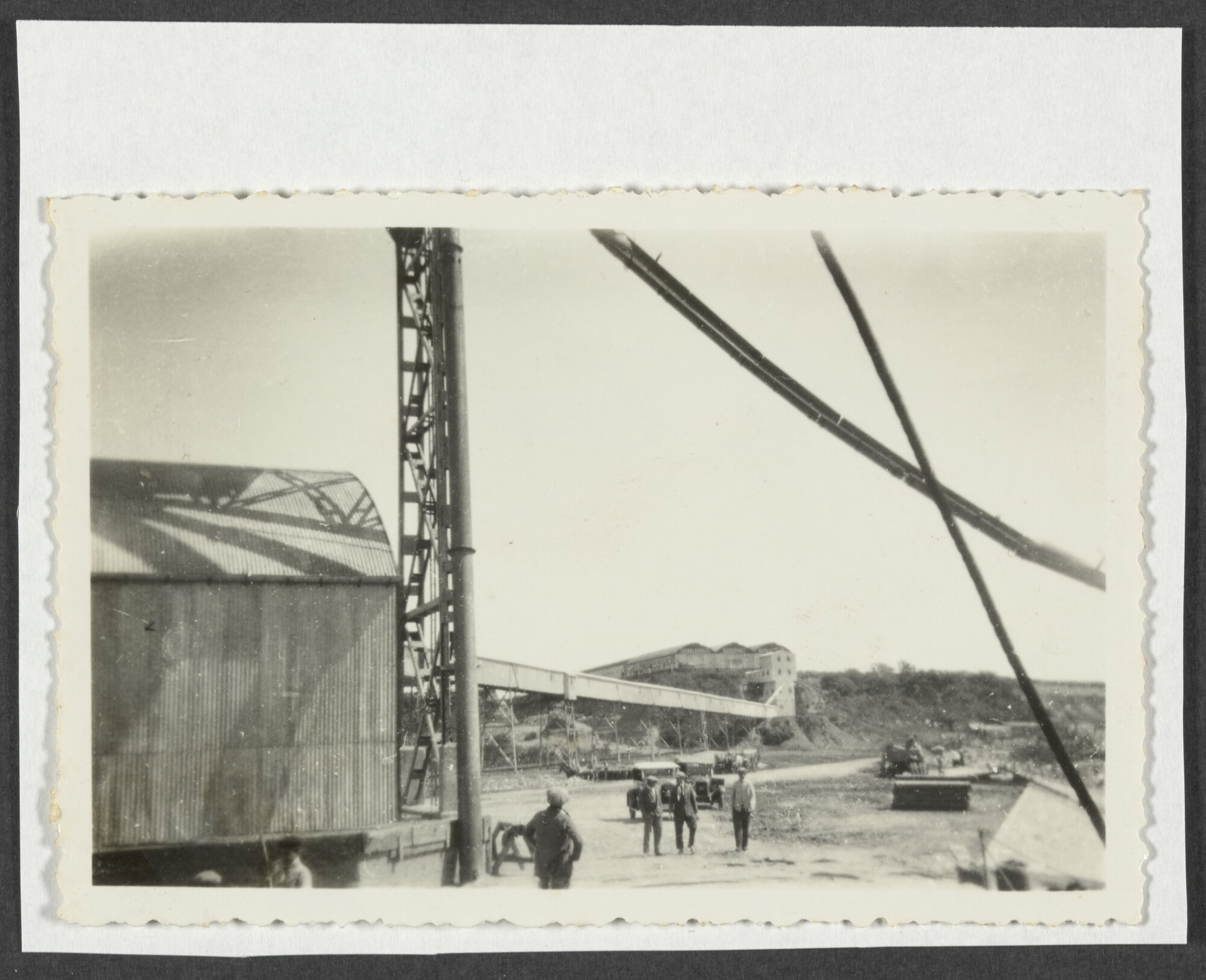 2025.0039; Zwart-wit foto van laadwerkzaamheden in de haven van San Pedro; foto