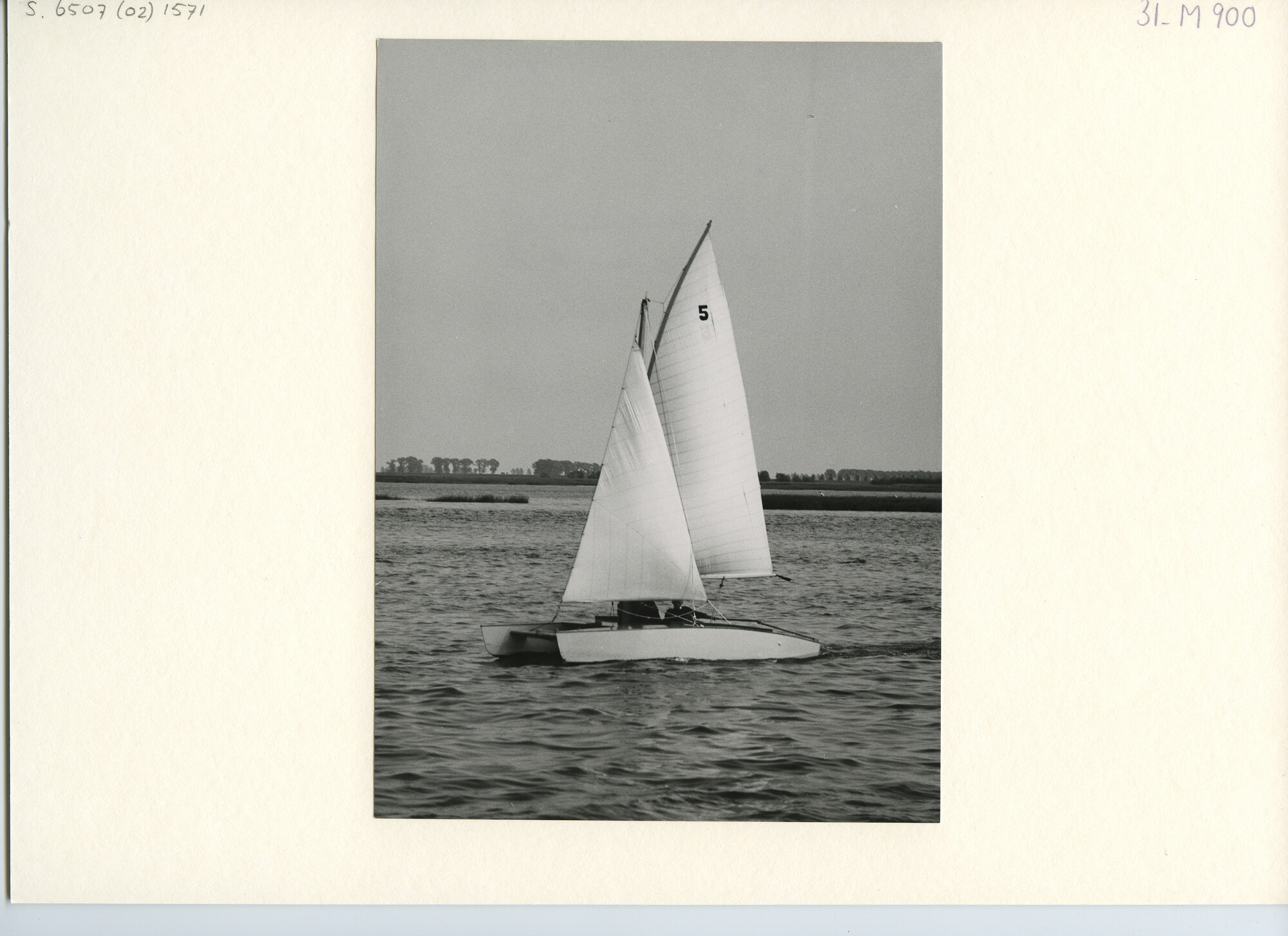 S.6507(02)1571.01; Zwart-wit foto van een gaffelgetuigde catamaran tijdens de Vijfeilandentocht 1959; foto