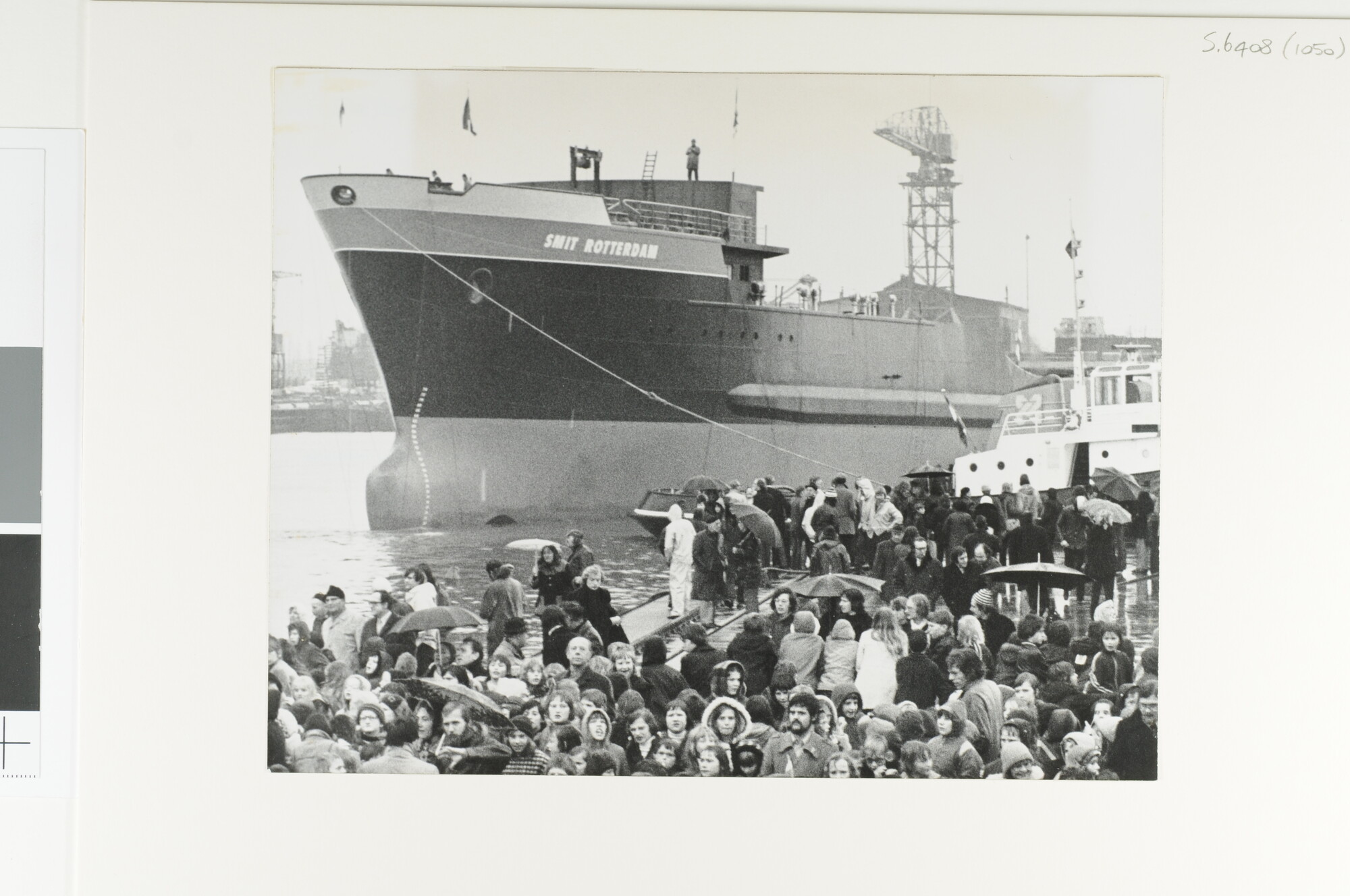 S.6408(1050); De tewaterlating en doop van de bergings-zeesleepboot Smit Rotterdam; foto