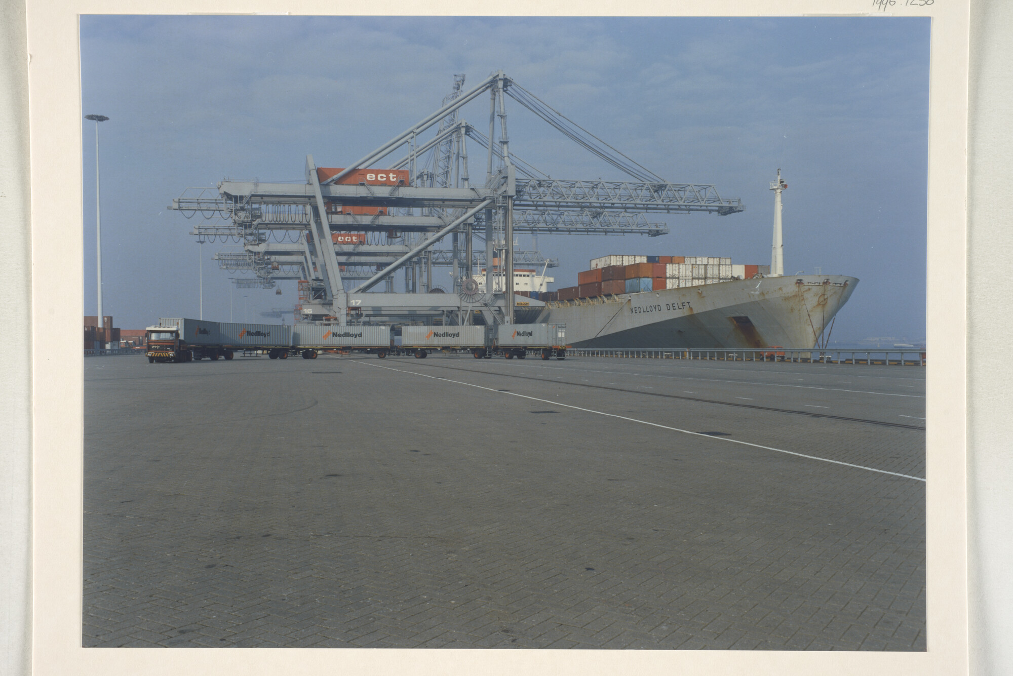 1996.1250; Kleurenfoto van het containerschip ms. Nedlloyd Delft van Nedlloyd Lijnen [...]; foto