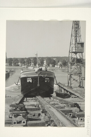 S.5219(12)0215; Foto van de tewaterlating van het zwavelzuurtankschip ms. Ina vanaf de langshelling [...]; foto