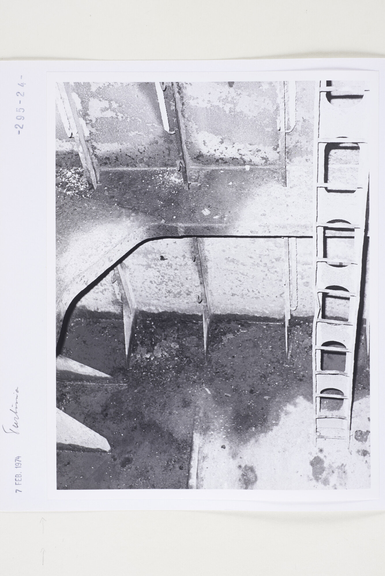 S.5444(5585)5; Foto van de Kathodische protectie in een tank van de Turbinia; foto