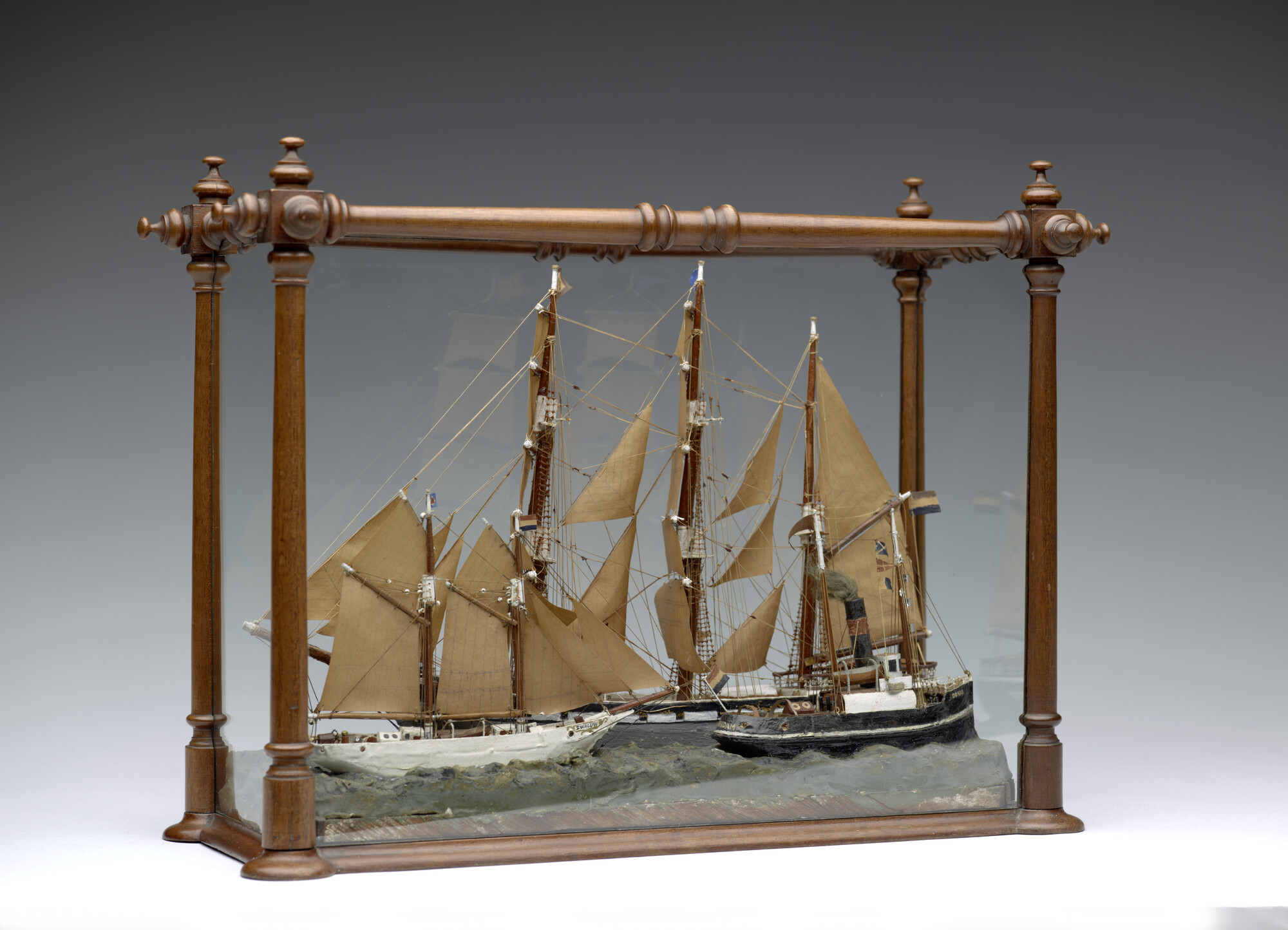 2012.1627; Drie scheepsmodellen in een vitrine; diorama