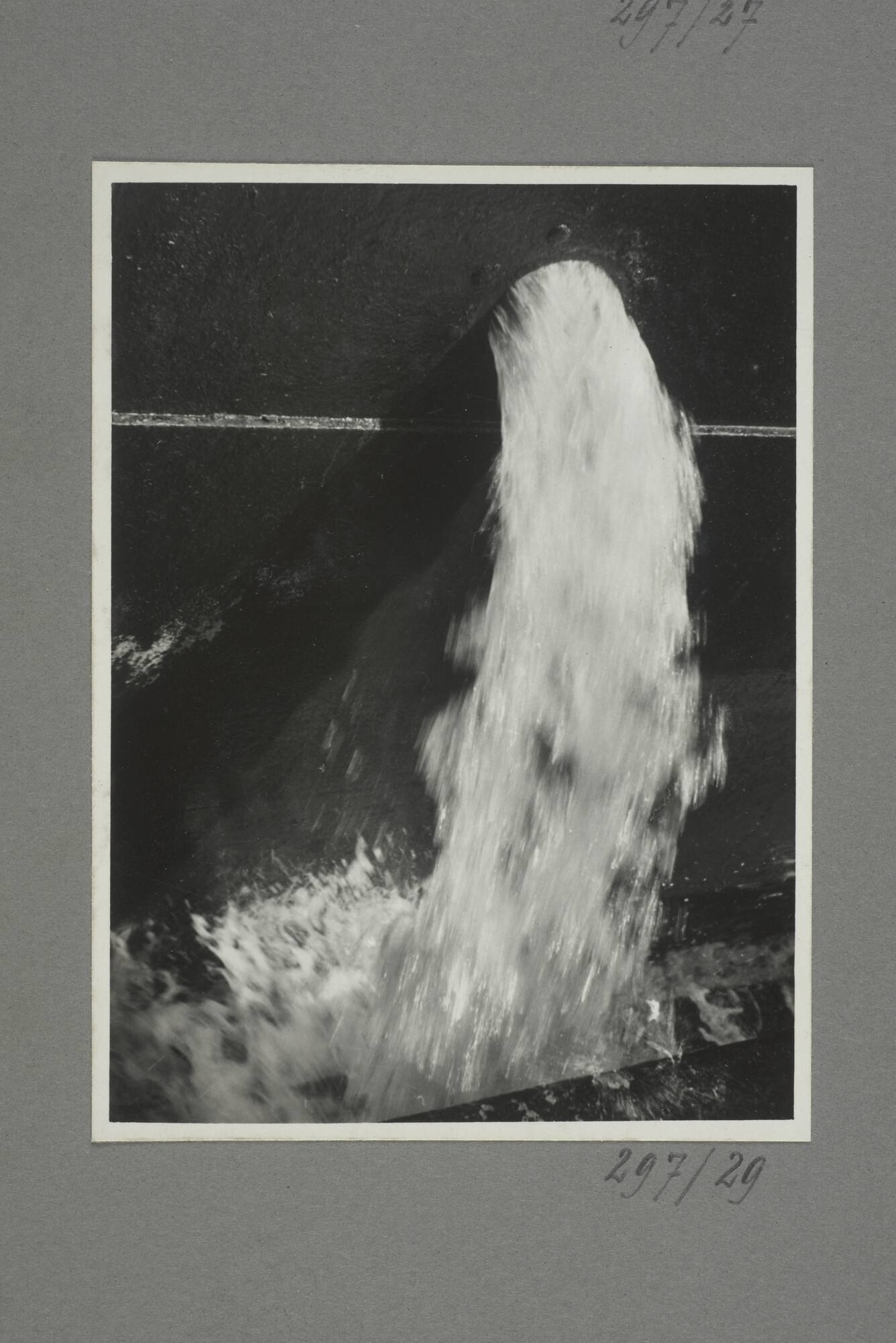 1998.2177; Omslag/ album met een grote hoeveelheid proeffoto's gemaakt door mw. A.M. Wolff-Koller in opdracht van de Gemeente Handelsinrichtingen in Amsterdam; omslag