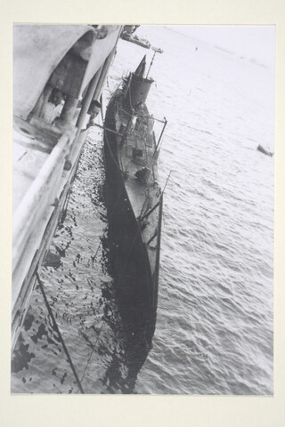 2000.3656; De onderzeeboot Hr.Ms. 'K XV' langszij het ss. 'Plancius' in de haven van Colombo, Kerstmis 1943; foto