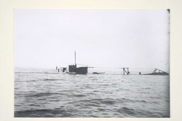 2000.3670; De onderzeeboot Hr.Ms. 'K XV' voor de kust bij New London (US Submarine Base te Mass.) aan de oppervlakte [...]; foto