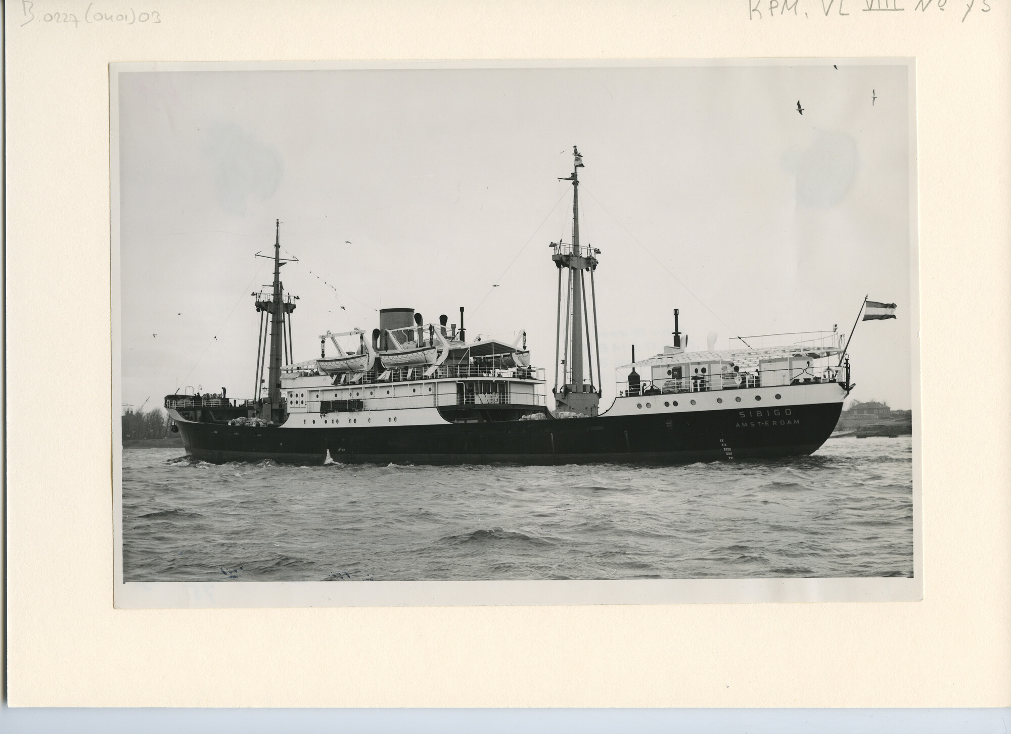 B.0227(0401)03; Foto van ms. Sibigo tijdens het vertrek naar zee voor de proefvaart; foto