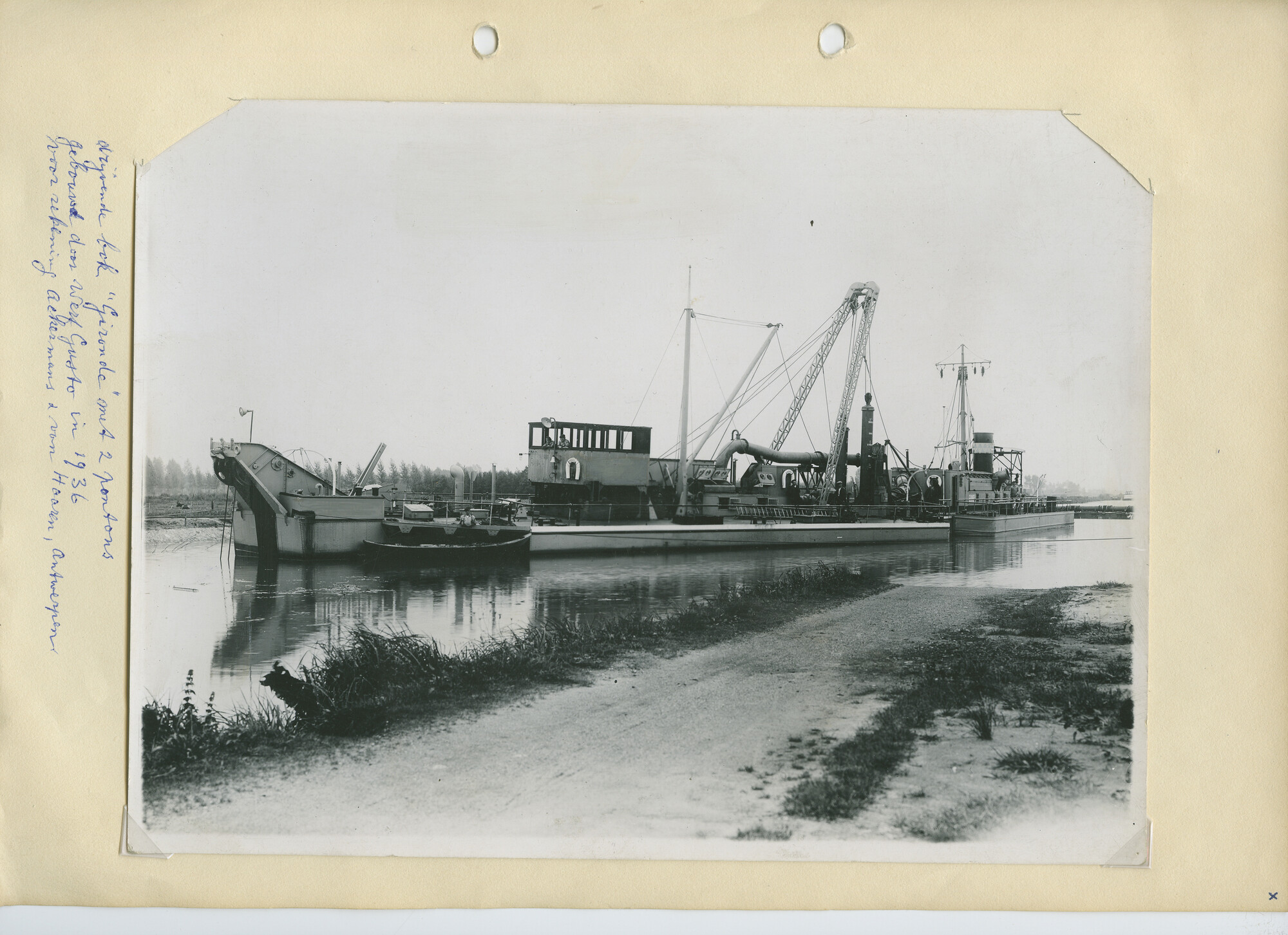S.5621(01)0960; Foto van drijvende bok Gironde met 2 pontons gebouwd door Werf Gusto in 1936; foto