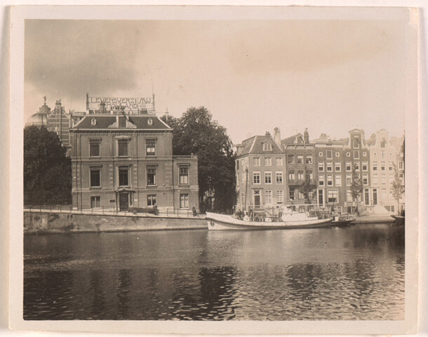 1993.6138; De zelfrichtende motorreddingboot Insulinde van de NZHRM afgemeerd aan de Amstel voor het kantoor van Reddingmaatschappij in Amsterdam; foto