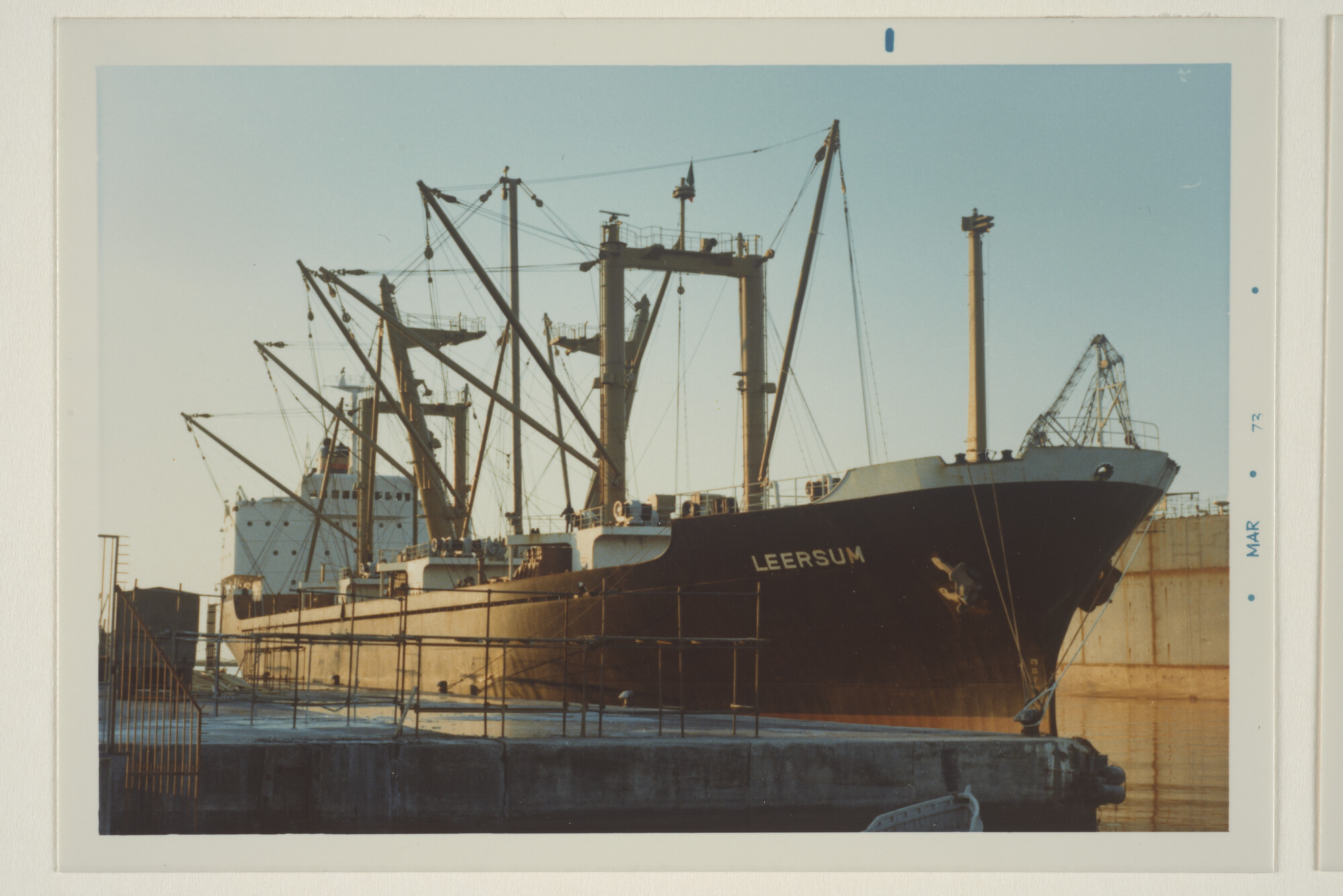 1996.0558; Kleurenfoto's van het vrachtschip ms. 'Leersum' van de Stoomvaart Maatschappij 'Oostzee' afgemeerd in een Italiaanse haven [...]; fotoreportage