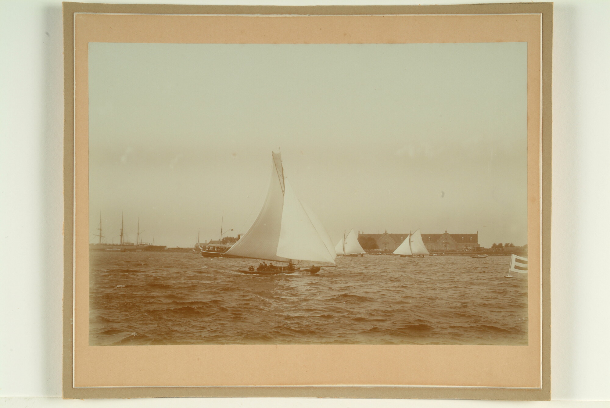S.7166(48); Zeilwedstrijd met drie centerboards bij Nieuwendam; foto