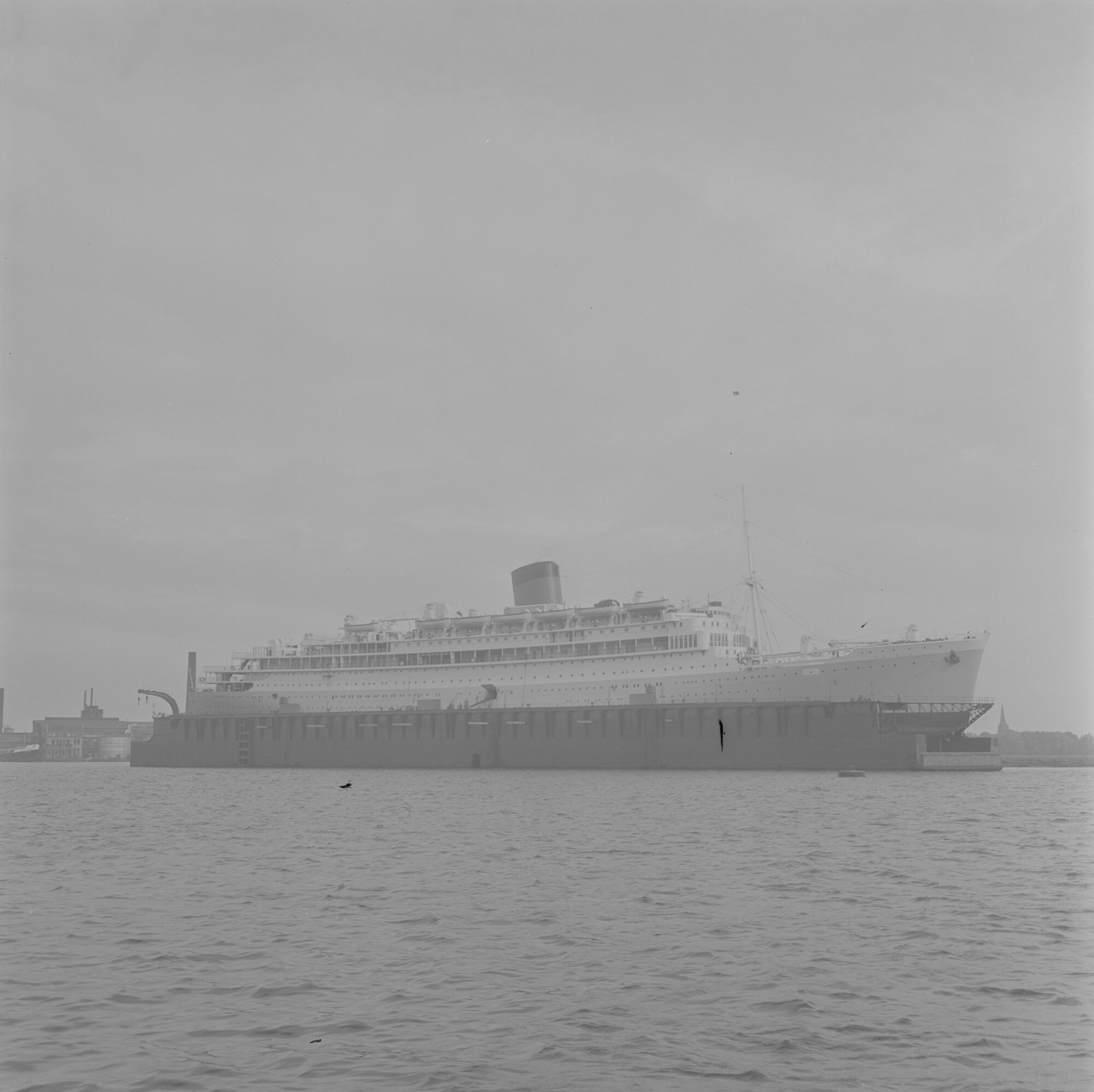 2015.1991; Negatief van ms. Oranje in het Hendrikdok van de ADM; negatief