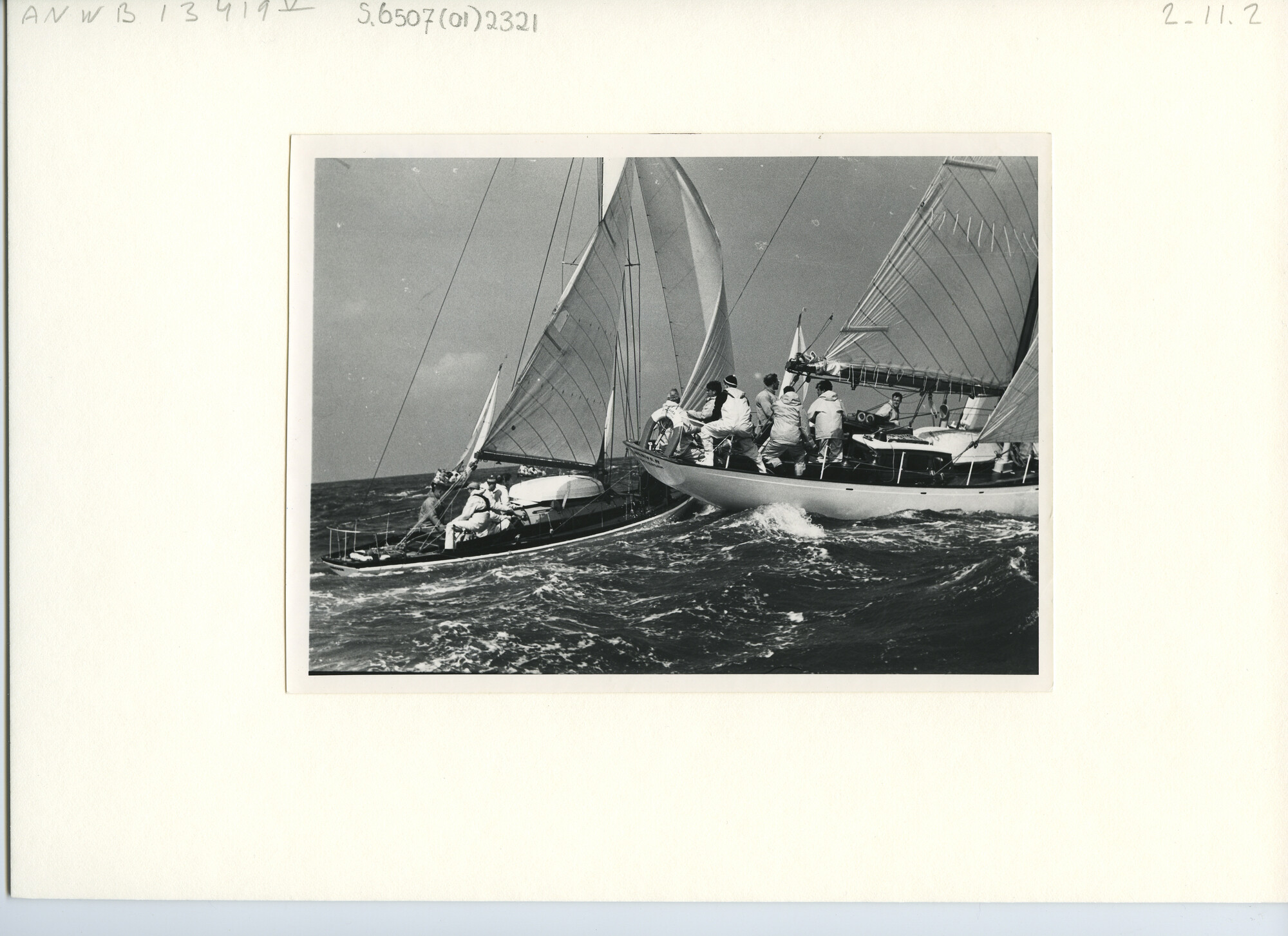 S.6507(01)2321; Twee R.O.R.C. (Nederland) jachten, Zwerver (1038) en Fortuyn met ruime wind op volle zee; foto