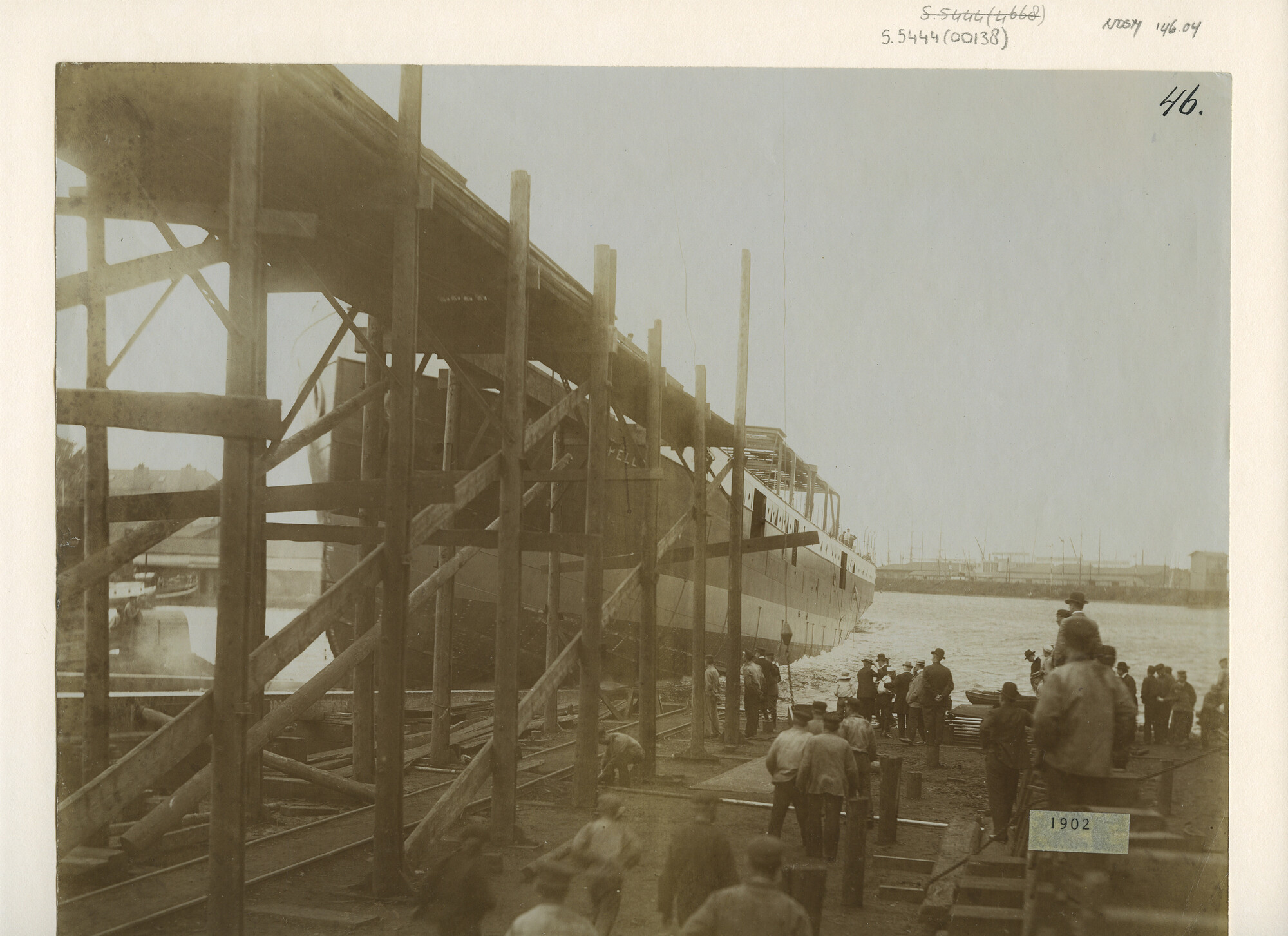 S.5444(0138); Foto van de tewaterlating van het vracht- en passagiersschip ss. Van der Capellen van de KPM bij de NSM; foto