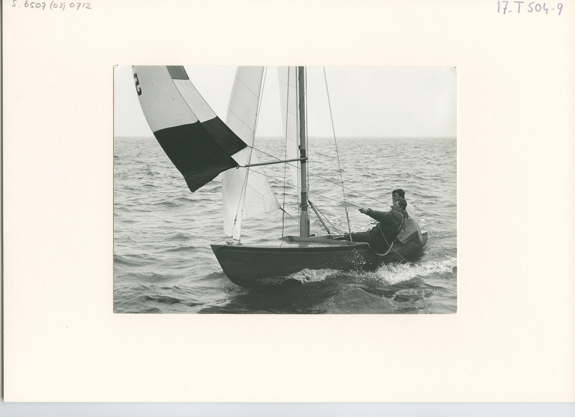 S.6507(02)0712.01; Zwart-wit foto van de Vrijheid nummer 537 (Little Moon); foto