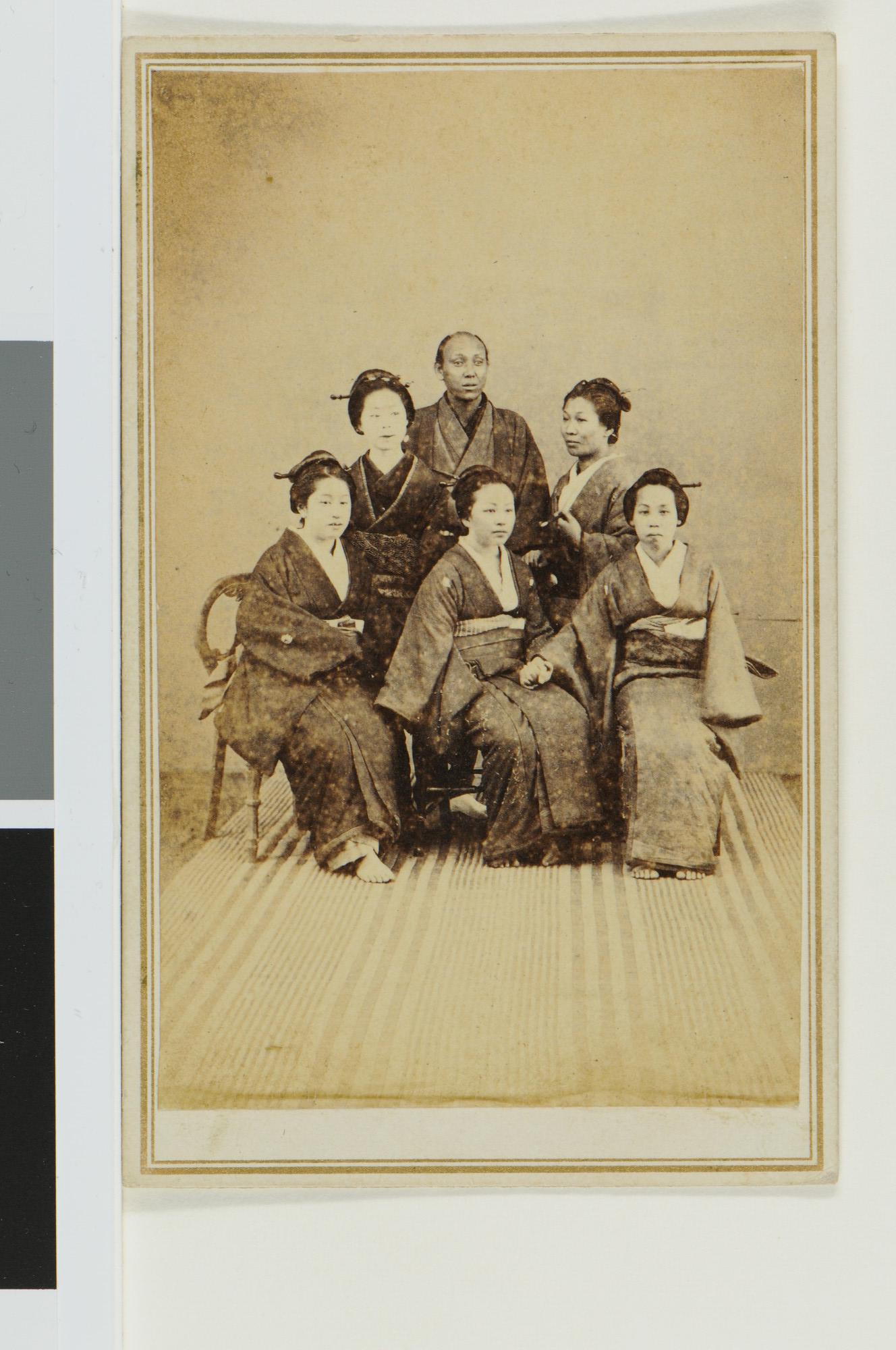 1999.3179; Familieportret bestaande uit vijf vrouwen en een man; foto