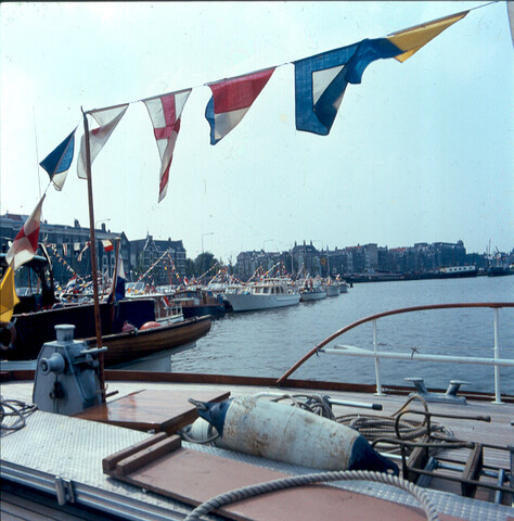 S.9100(4144); Amsterdam police band saluts golden armada. Dia van de Amsterdamse [...]; diapositief