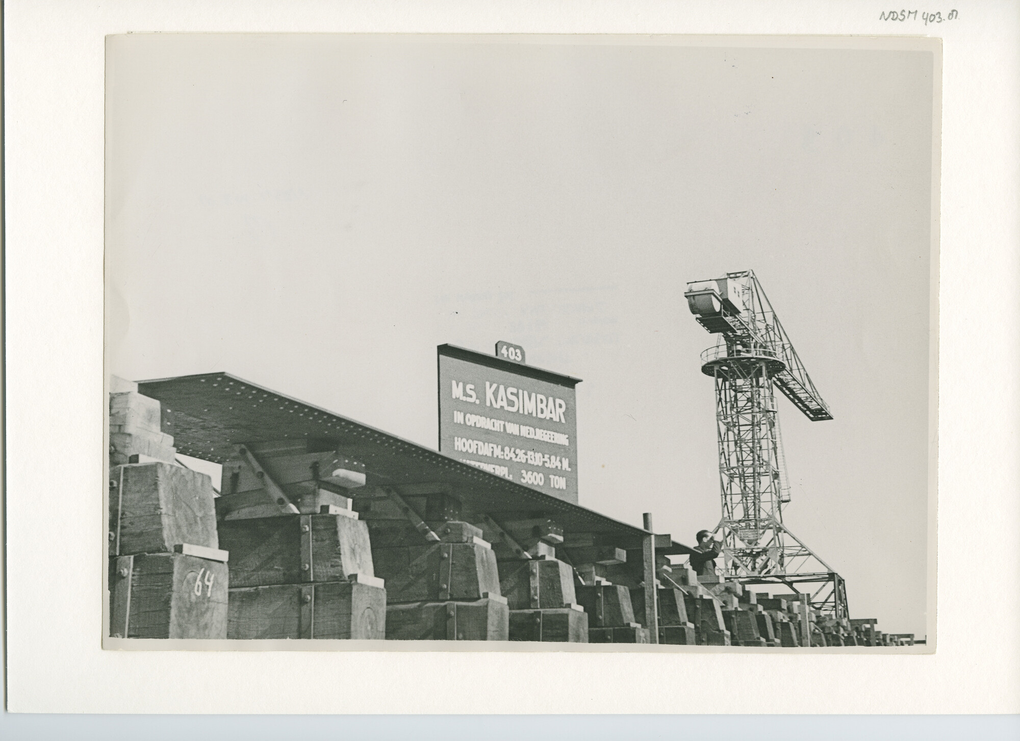 S.5444(1688)1; Foto van de kiellegging van het vracht-passagiersschip ms. Kasimbar; foto