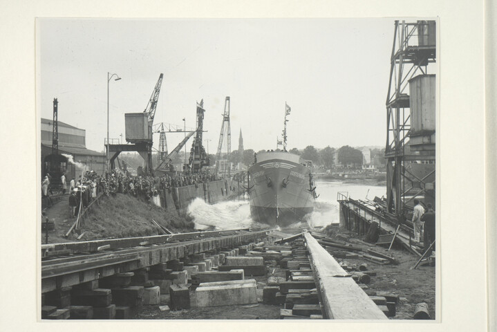 S.5219(12)0082; Foto's van de doop en de tewaterlating van de kustvaarder ms. 'Oosterburgh' van Wm; fotoreportage