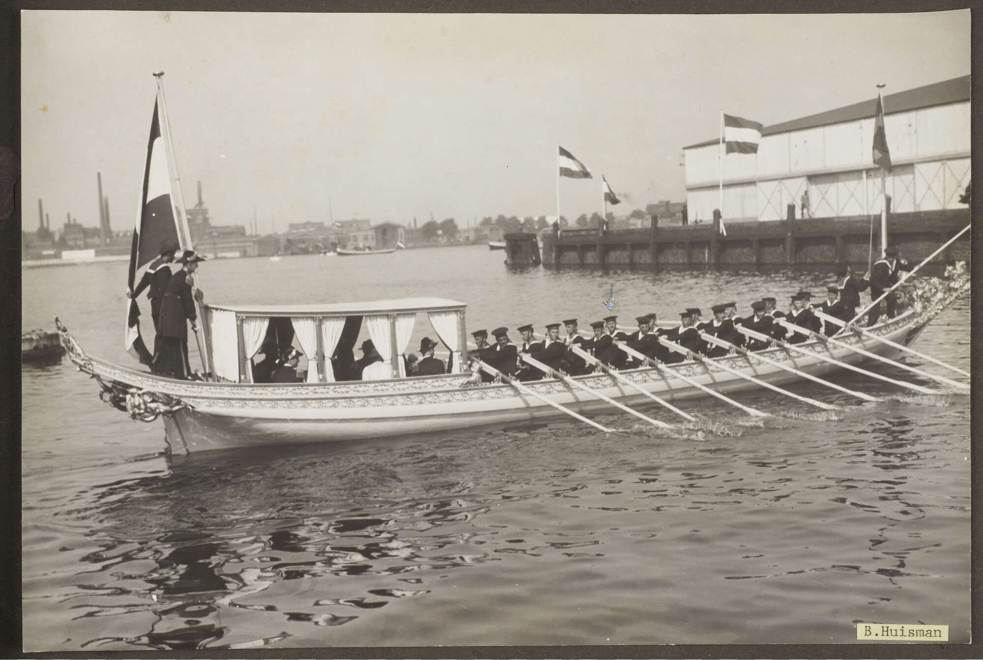 2019.0972; Fotoalbum van luitenant-ter-zee 2e klasse bij de Dienst der Conservatie Bouwen Huisman (1912-2001); fotoalbum