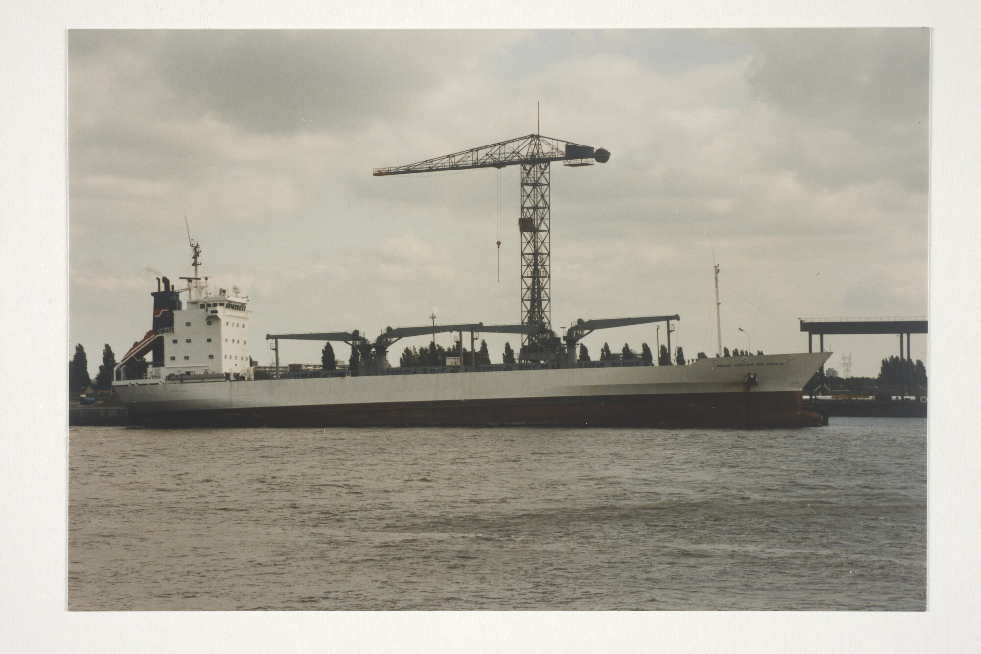 2000.0929; Kleurenfoto van het koelschip ms. 'Prins Willem van Oranje' van Anthony Koelscheepvaart Maatschappij (Seatrade) [...]; foto