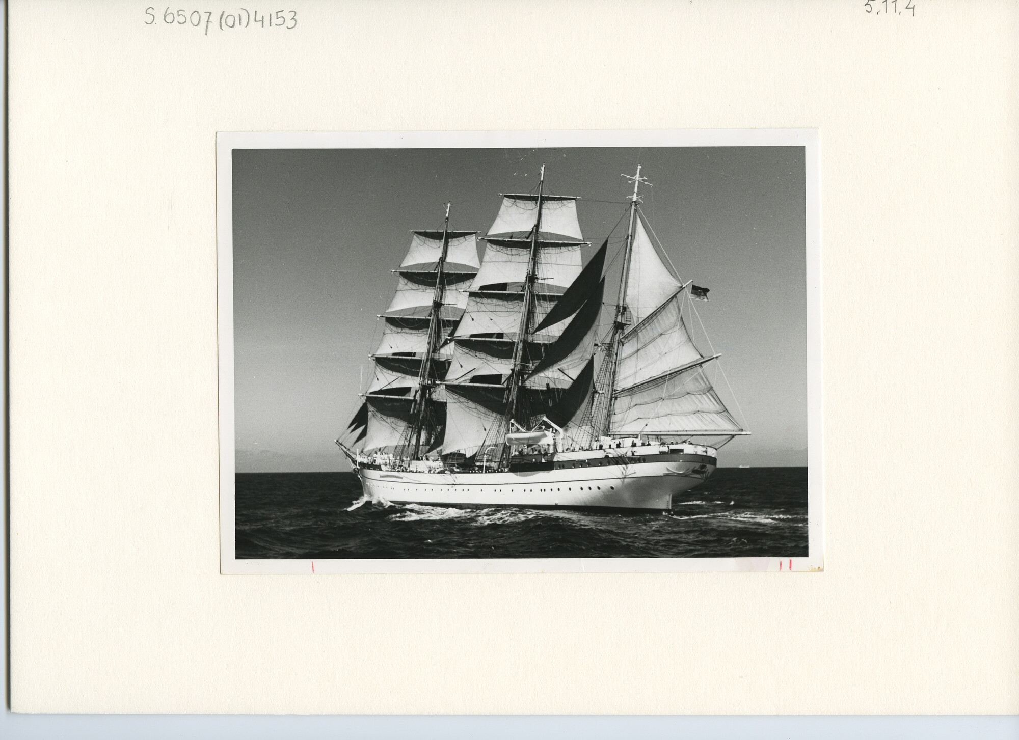 S.6507(01)4153; Foto van het Duitse schoolschip, de witte stalen bark Gorch Fock II (1958) zeilend op zee; foto