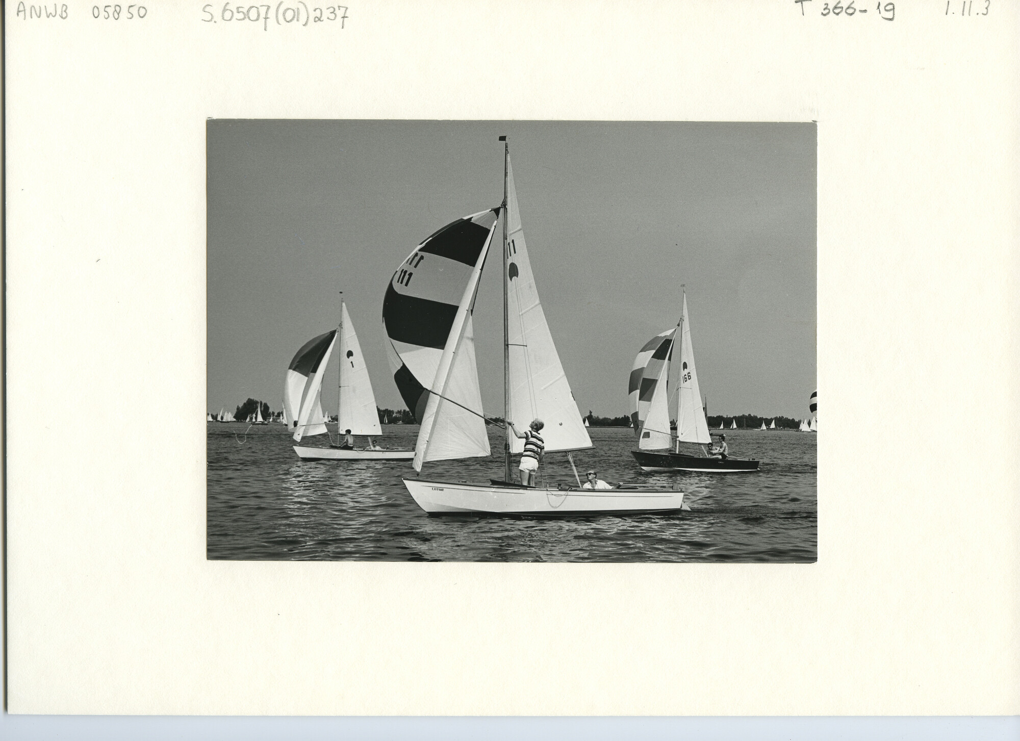 S.6507(01)0237; Foto van de Spankerklasse voor de wind op de Westeinderplassen met lichte wind; foto