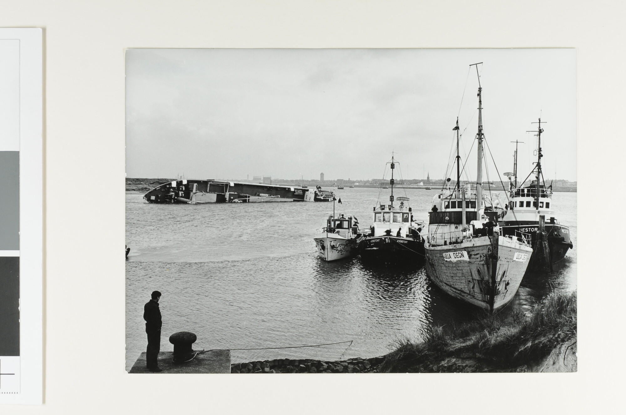 S.6408(0824); De onder Zuidafrikaanse vlag varende Deense kustvaarder 'Ulla Degn' afgemeerd in de haven van IJmuiden; foto