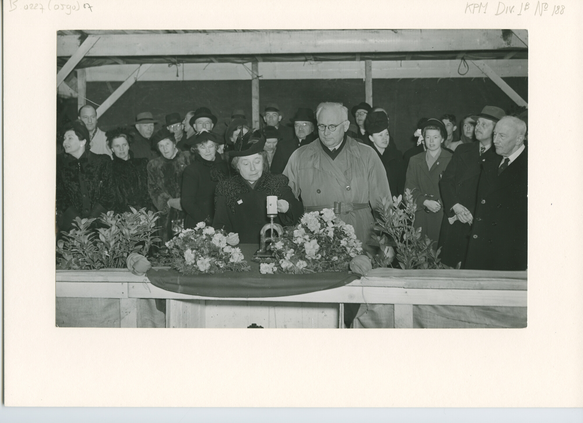 B.0227(0590)07; Foto van de doop en de tewaterlating van ms. Waiwerang ; foto