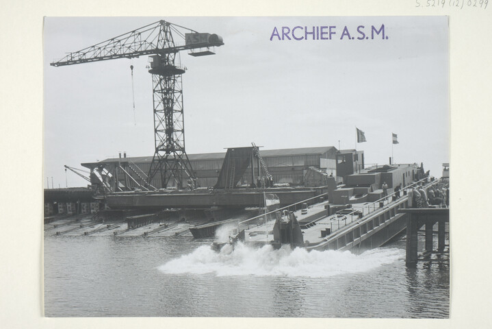 S.5219(12)0299; Foto's van de tewaterlating van het casco van de profiel- en bakkenzuiger 'Sliedrecht XV' gebouwd op de langshelling van de ASM; fotoreportage