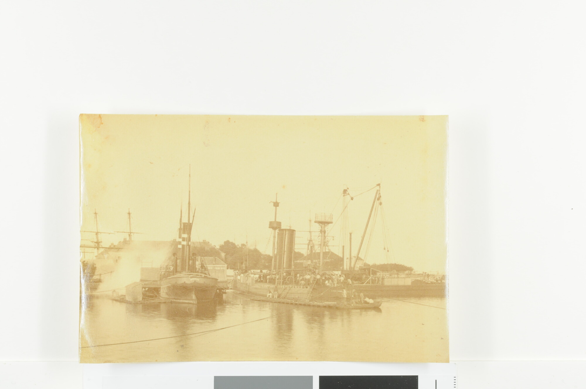 S.5591(09); Het lichten van het pantserschip Hr.Ms. 'Schorpioen' nadat het schip is gezonken in het natte dok van Willemsoord; foto