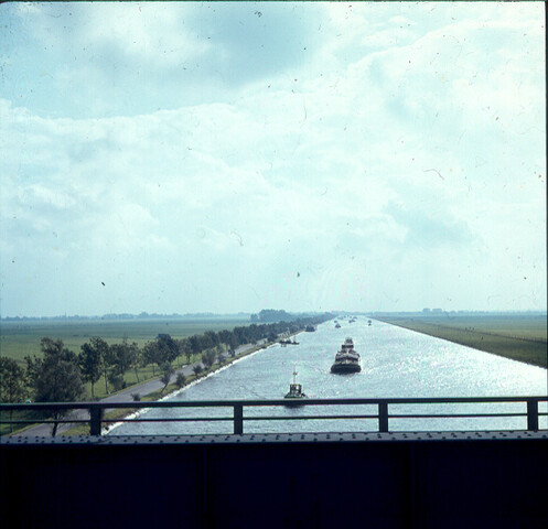 S.9100(1651); Dia van het Amsterdam-Rijnkanaal. Kanaal bij Weesp met brugleuning; diapositief