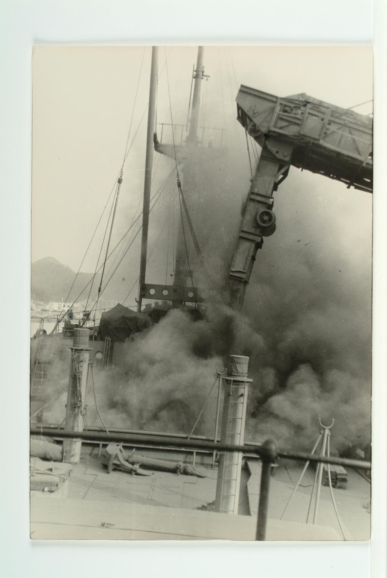 S.6483(3225); Foto's van het laden van het vrachtschip ss. Hispania van Wm.H. Müller & Co; fotoreportage