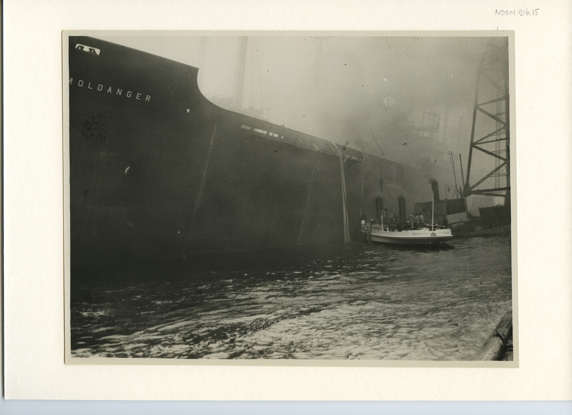 S.5444(0950)2; Foto van een brand a/b/ het Noorse vrachtschip ms. Moldanger tijdens de afbouw; foto