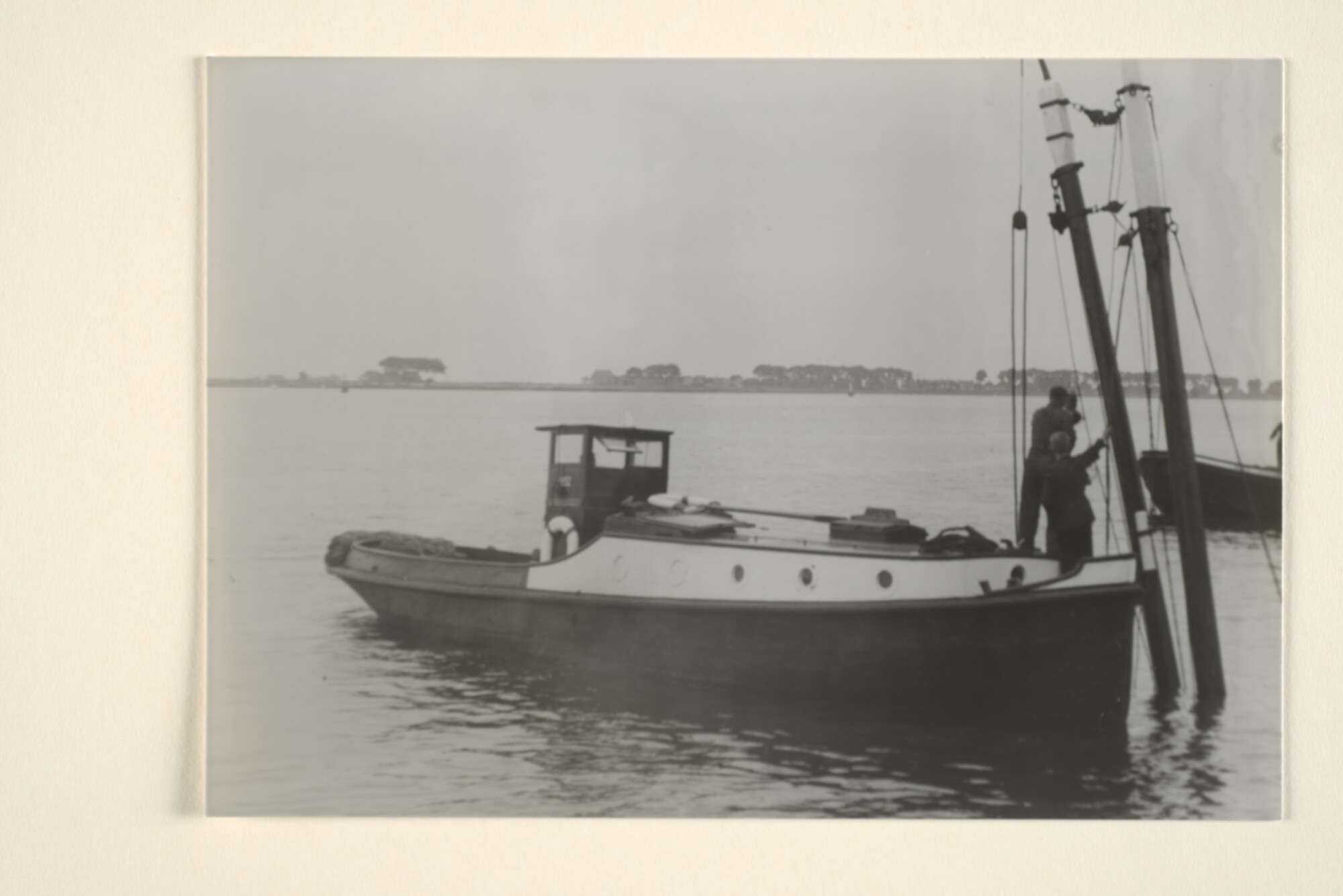 1995.6575; De sleepboot (annex barkas) 'Arend' van de KNSM bij het gezonken binnenvaartschip 'IJssel' van Van der Schuyt; foto