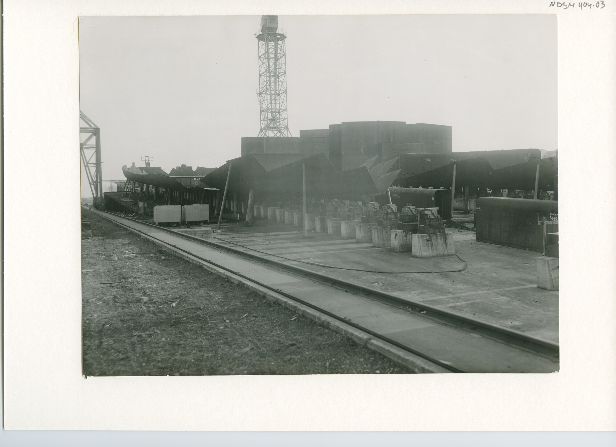 S.5444(1710); Foto van het vracht-passagiersschip ms. Kaloekoe in aanbouw bij de NDSM; foto