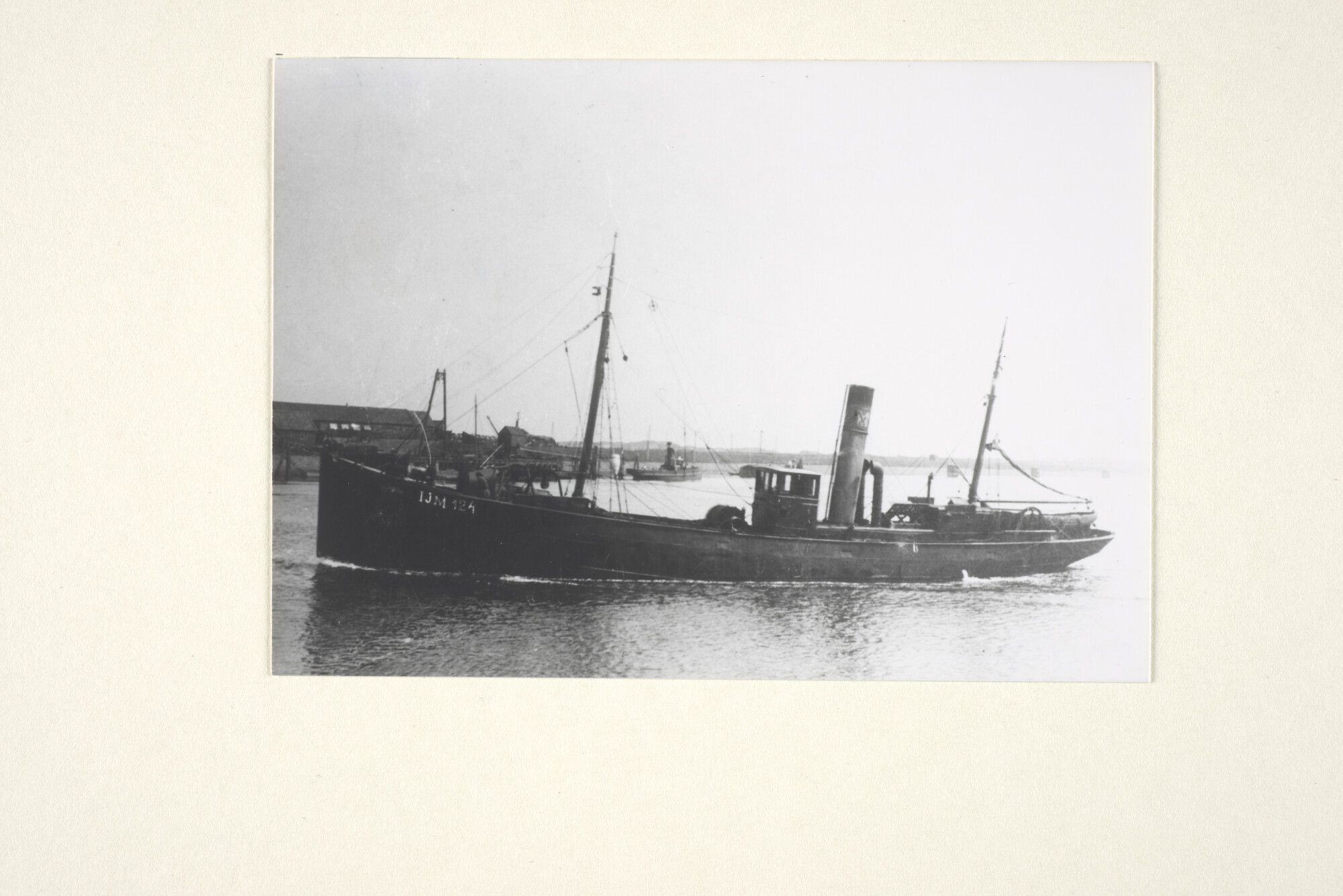 1997.1639; De stoomtrawler Begonia (IJM 124); foto
