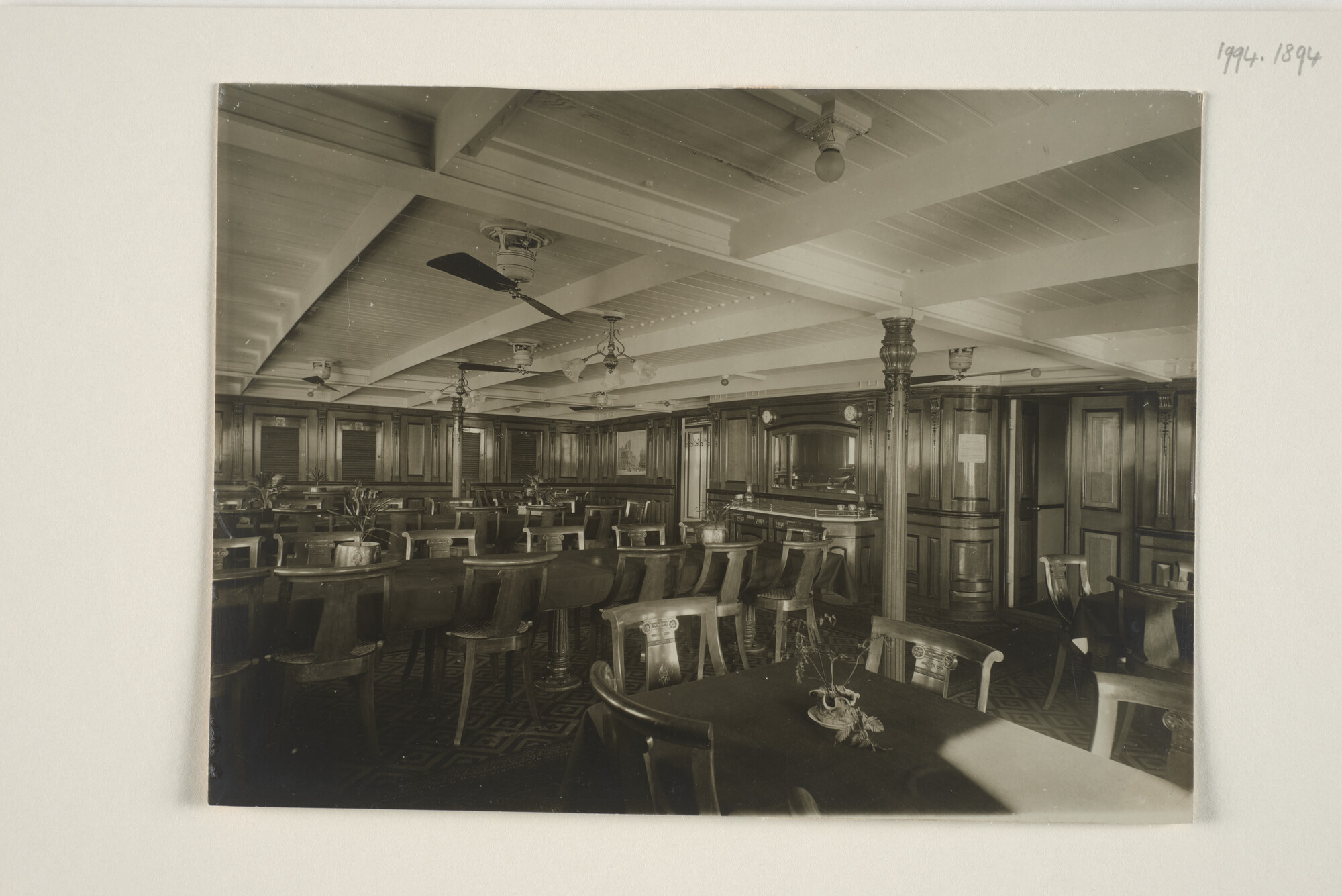 1994.1894; Interieurfotos genomen aan boord van het ss. Van Waerwijck: salons [...]; fotoreportage