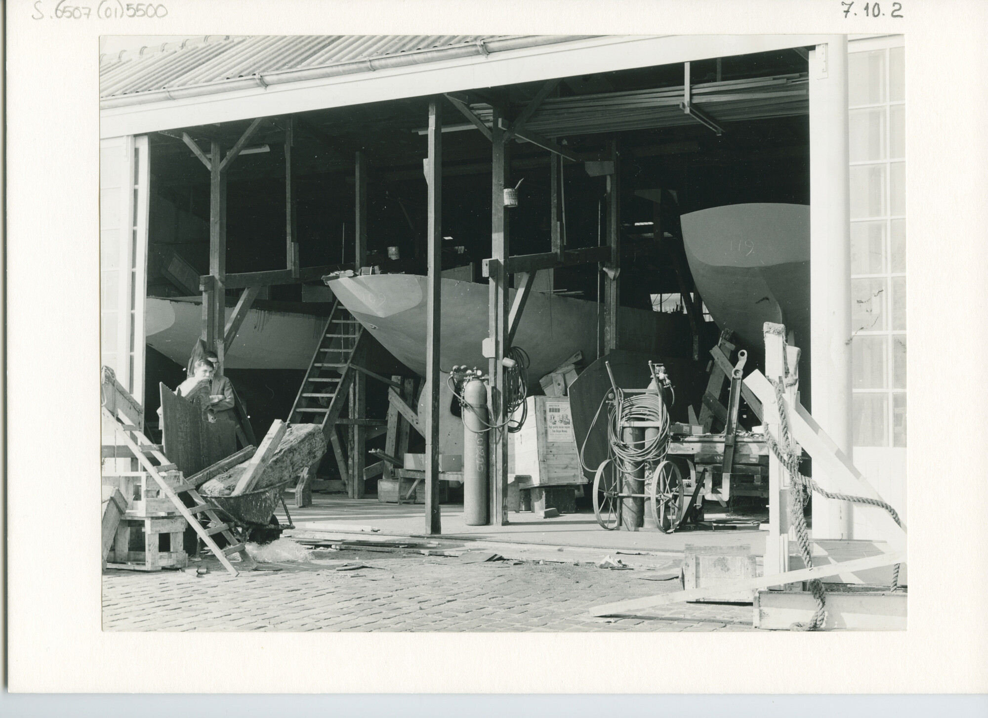 S.6507(01)5500; Foto van stalen zeiljachten in aanbouw bij Gebroeders Maas in Breskens; foto