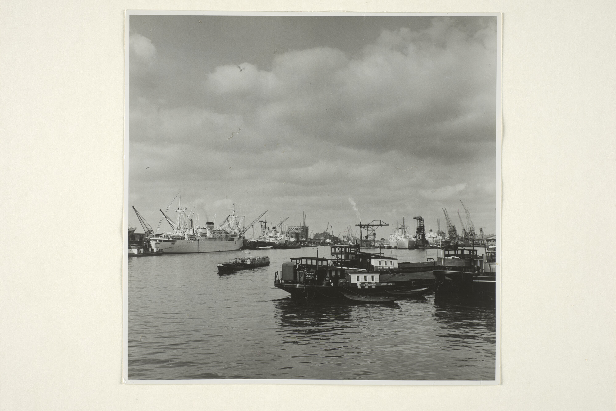 1998.0106; Gezicht op de IJ-haven in Oostelijke richting, 1955; foto