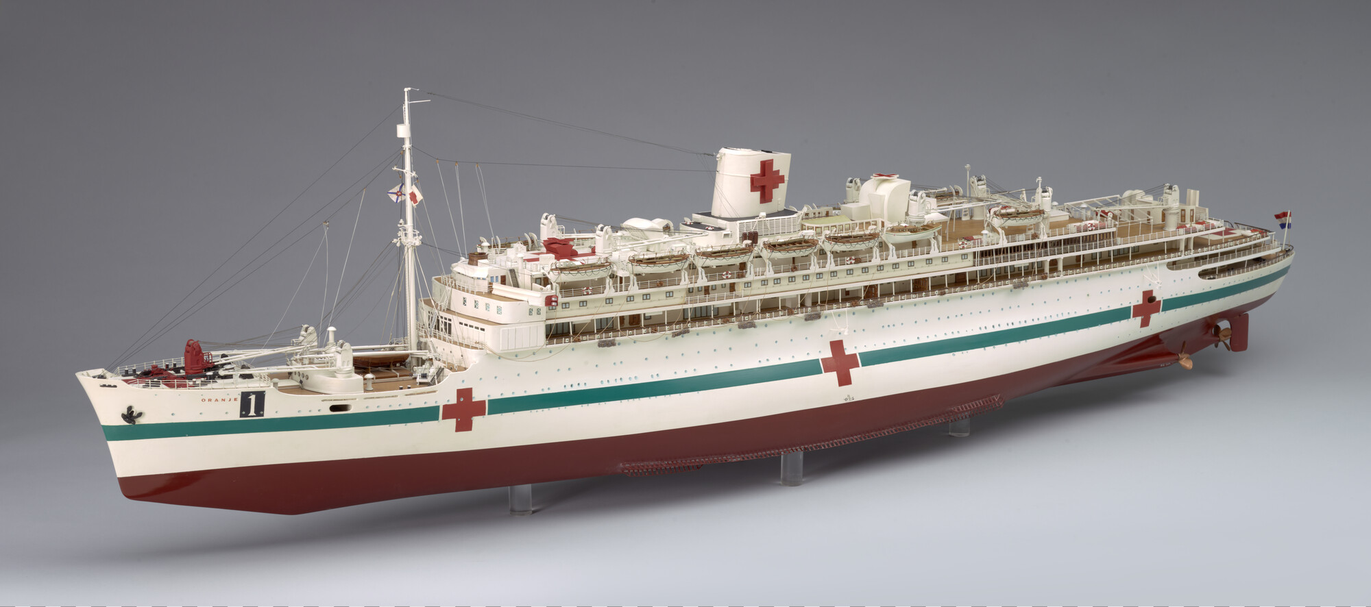 RB.0408(01); Model van het hospitaalschip ms. Oranje; scheepsmodel