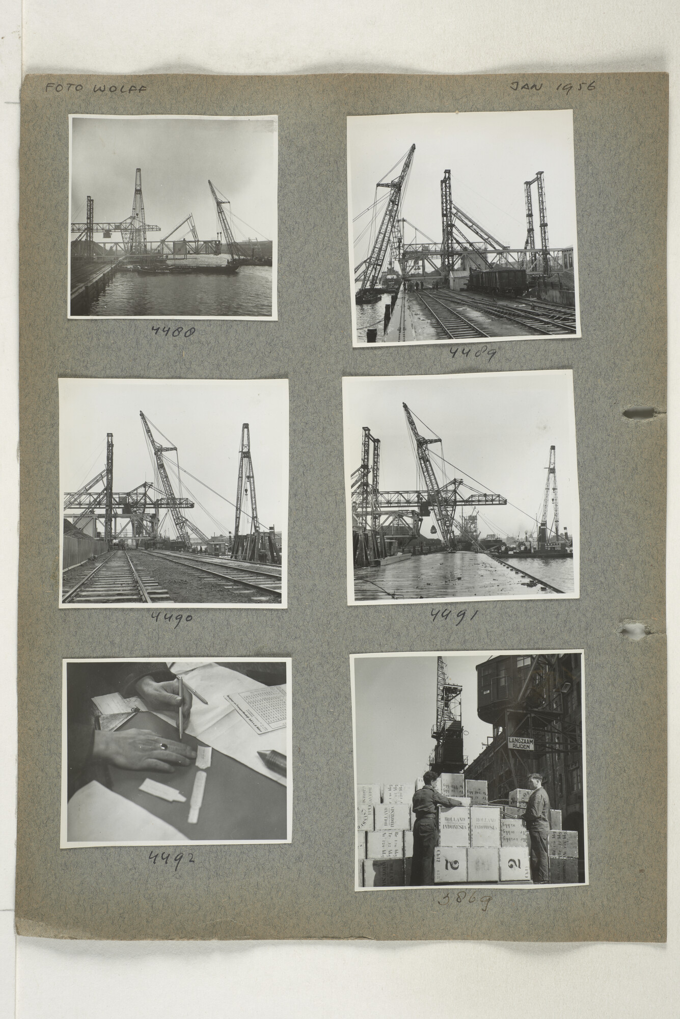 1998.2183; Omslag (voorheen ordner) met een grote hoeveelheid proef foto's van de haven en de stad van Amsterdam; omslag