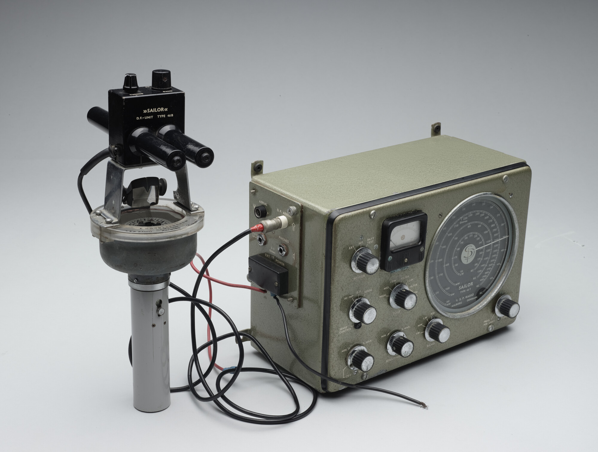 2019.1055-04; Sailor Type 46T radiorichtingzoeker. Onderdeel van de uitrusting gebruikt door Herman Jansen aan boord van de Sounion; radio
