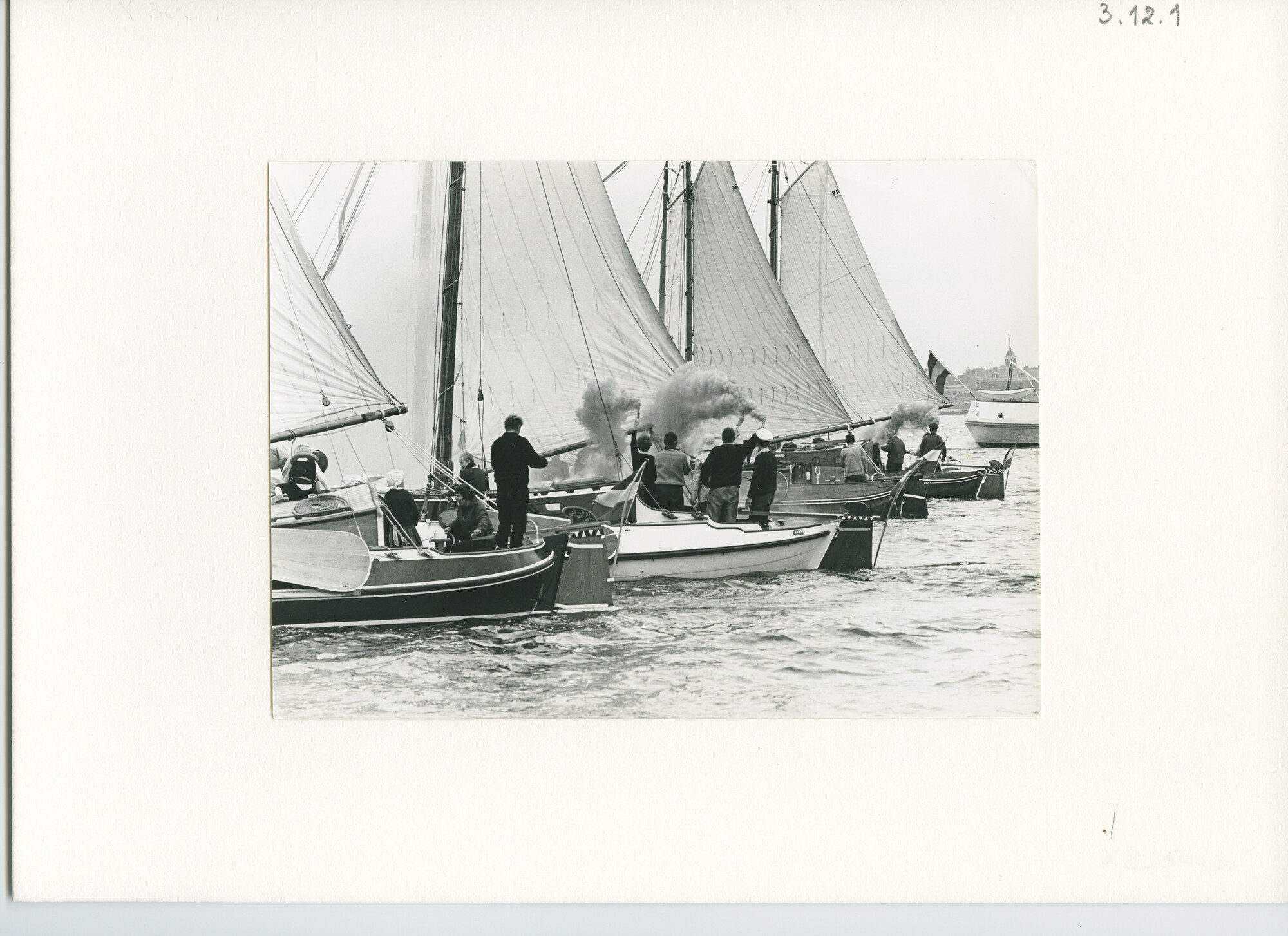 S.6507(02)1311.01; Zwart-wit foto van de reunie van ronde en platbodemjachten te Willemstad; foto
