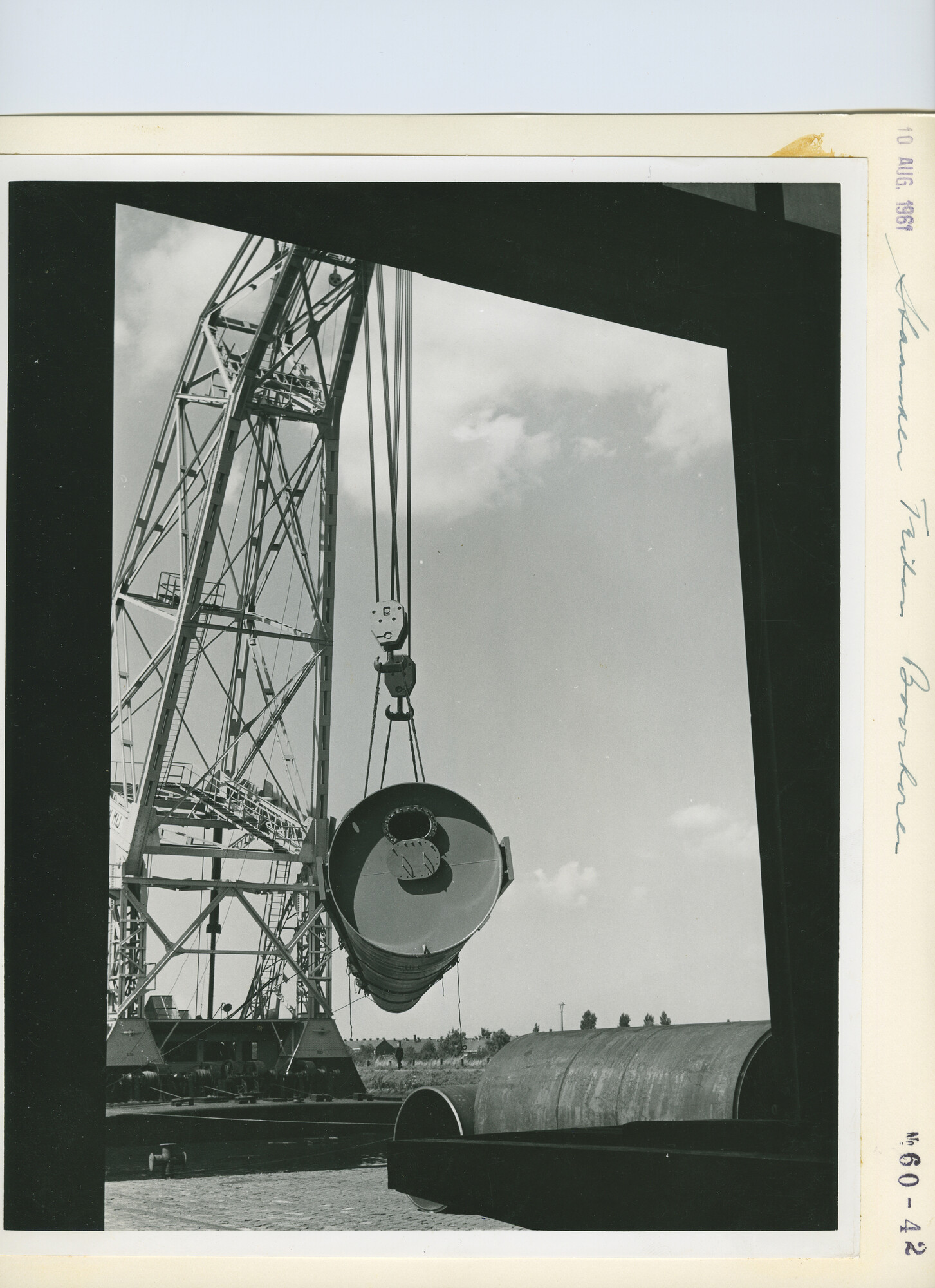 S.5444(3749)15; Foto van het transport van een poot voor het booreiland Triton uit de [...]; foto